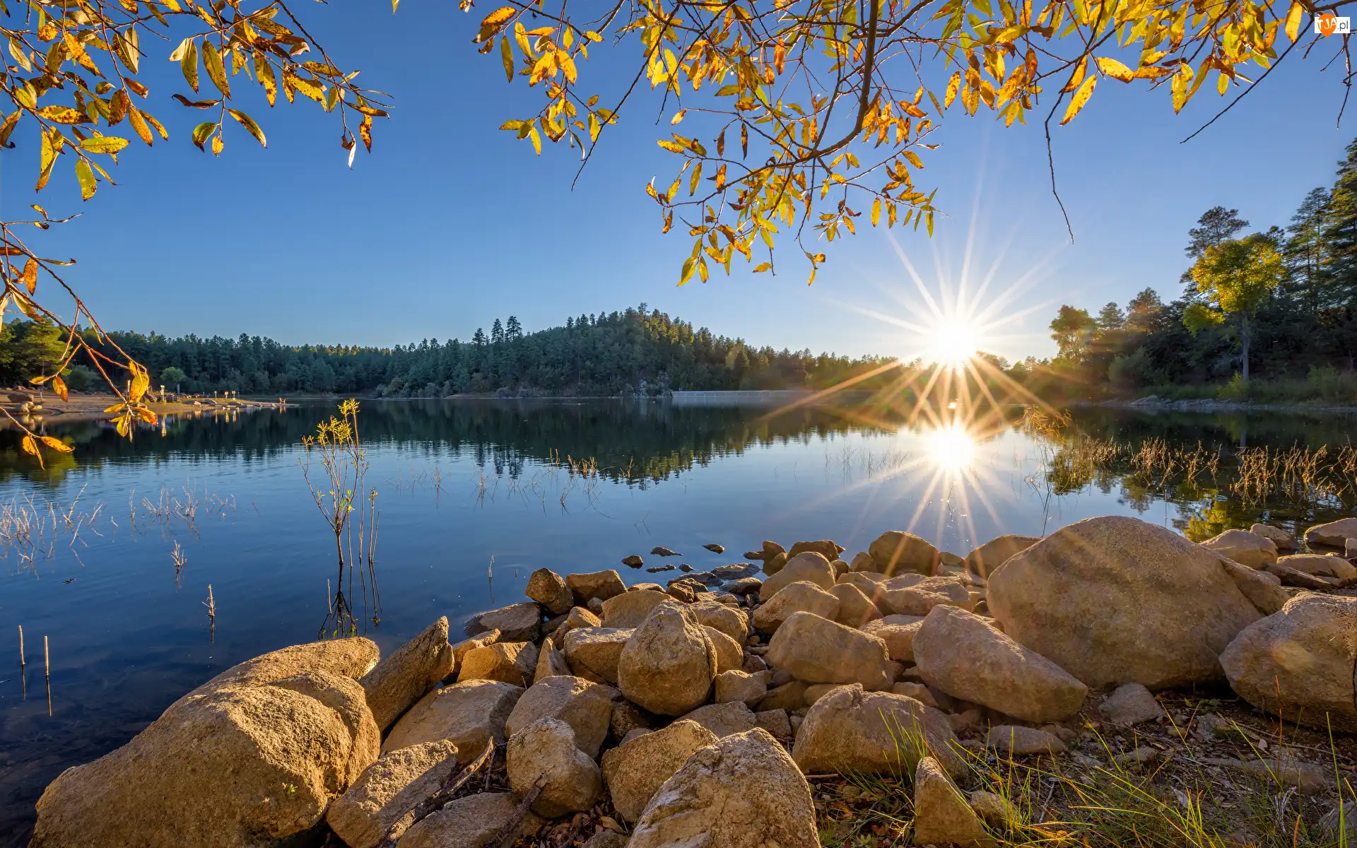 Stany Zjednoczone, Gałęzie, Prescott, Drzewa, Promienie słońca, Zachód słońca, Goldwater Lake, Jezioro, Kamienie, Stan Arizona