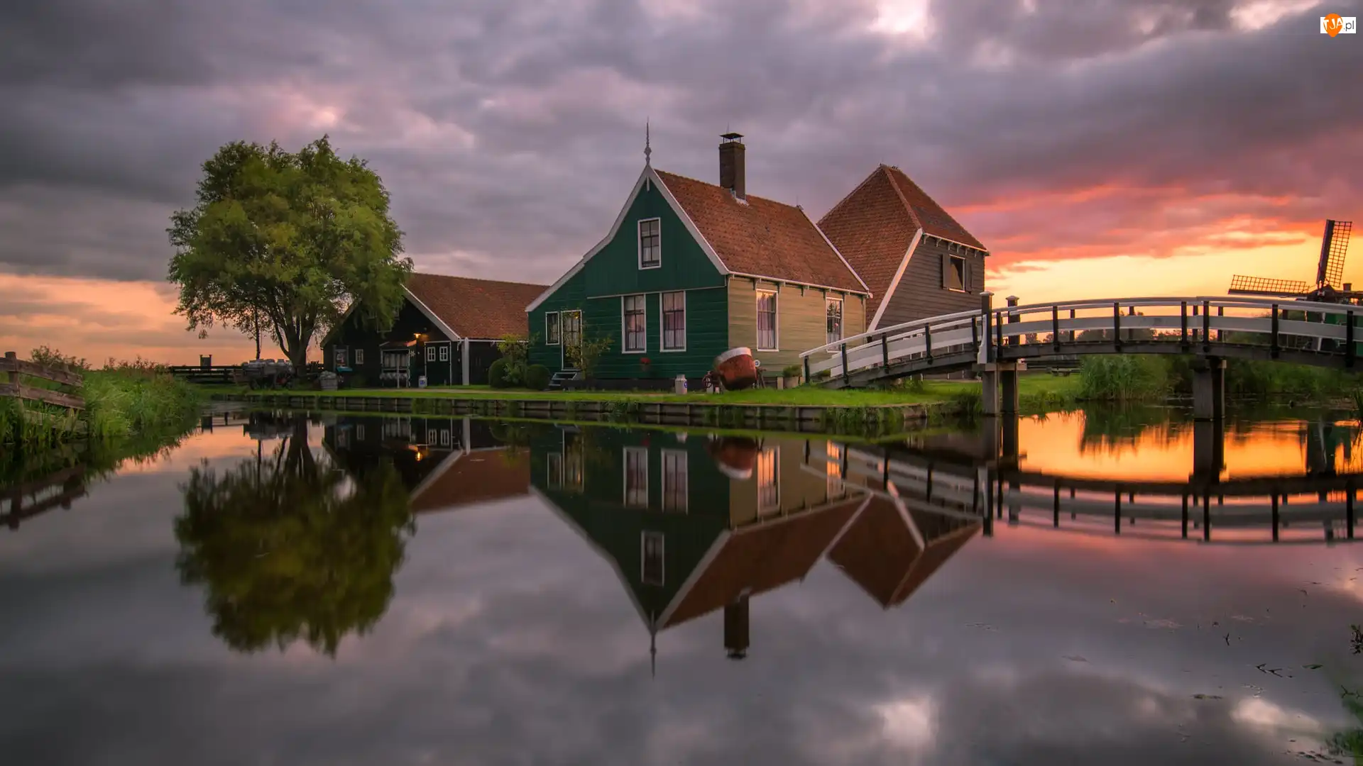 Chmury, Wiatrak, Drzewa, Most, Skansen Zaanse Schans, Holandia, Kanał, Miejscowość Zaandam, Rzeka, Domy