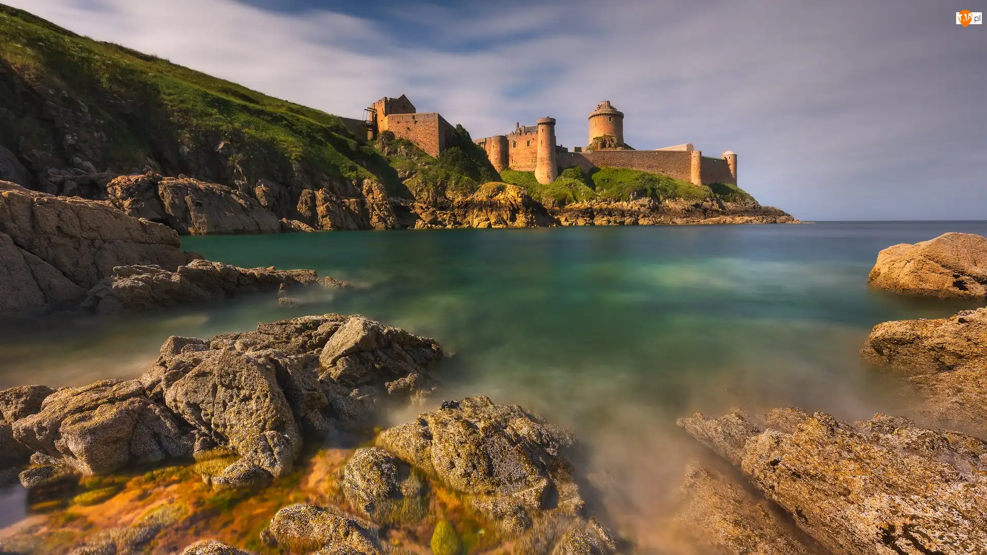 Chmury, Bretania, Skały, Castle of the Rock Goyon, Morze, Zatoka Saint Malo, Zamek, Francja, Fort la Latte