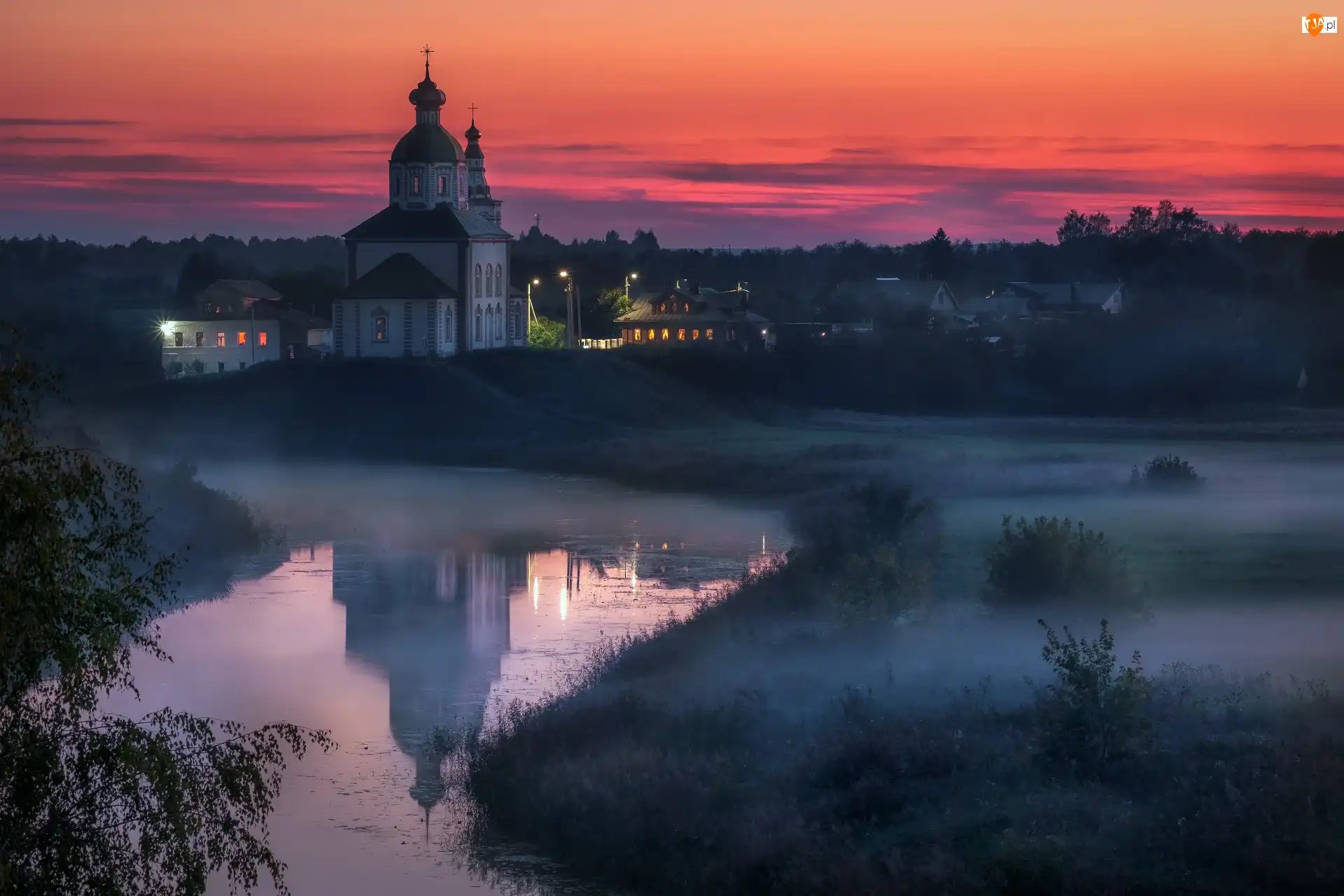 Rosja, Cerkiew św. Eliasza, Suzdal, Odbicie, Mgła, Zachód słońca, Drzewa, Rzeka Kamienka, Trawa, Obwód włodzimierski