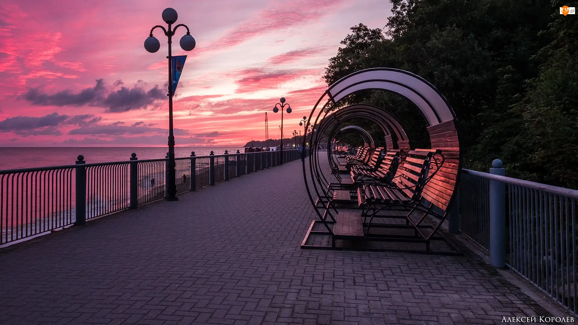 Promenada, Zachód słońca, Morze, Ławeczki, Balustrada, Latarnia