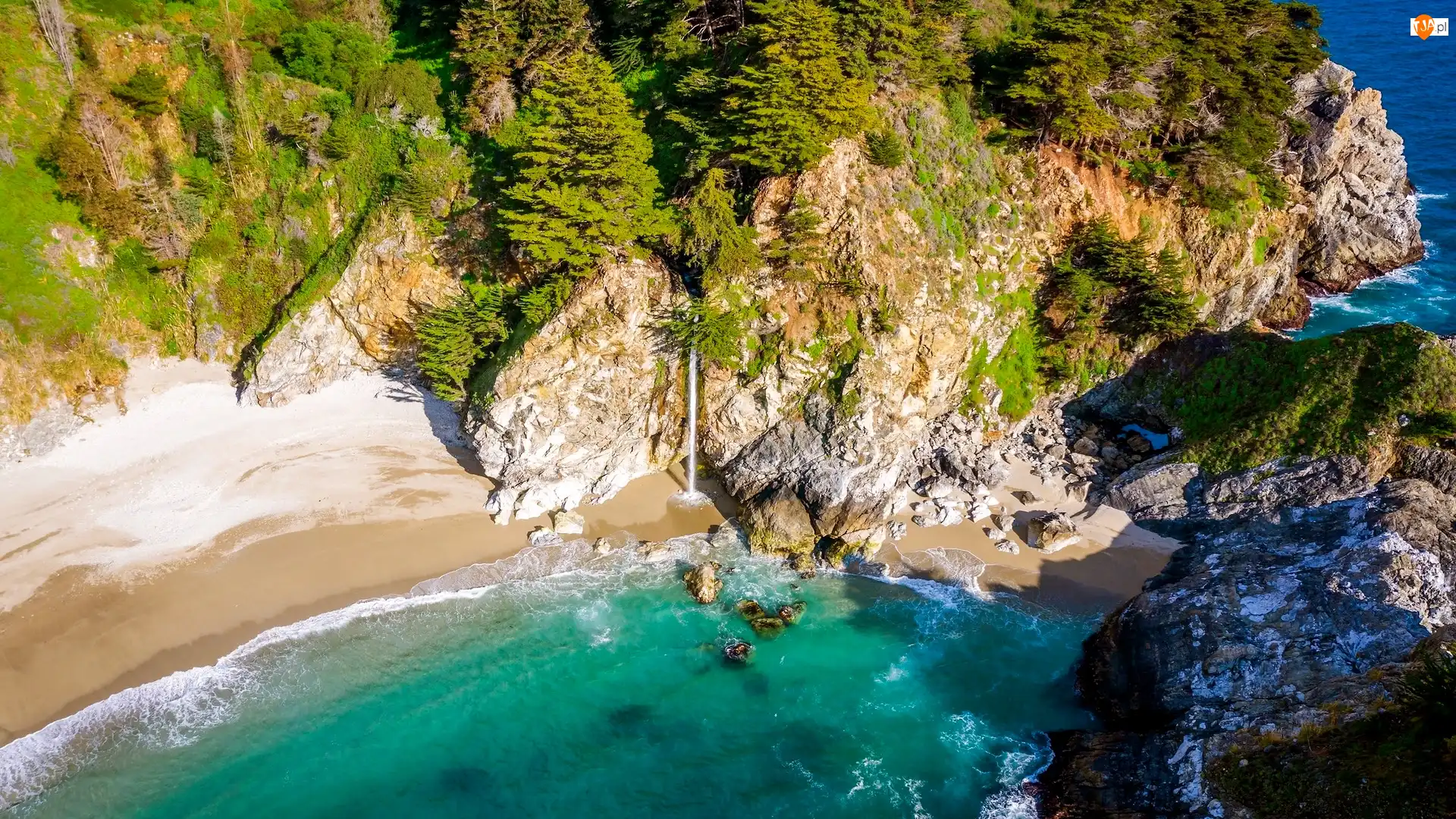 Skały, Kalifornia, Zatoka, Plaża, Drzewa, Stany Zjednoczone, Park stanowy Julii Pfeiffer Burns, Morze, Okręg Monterey, Zatoczka McWay Cove, Wodospad McWay Falls, Roślinność