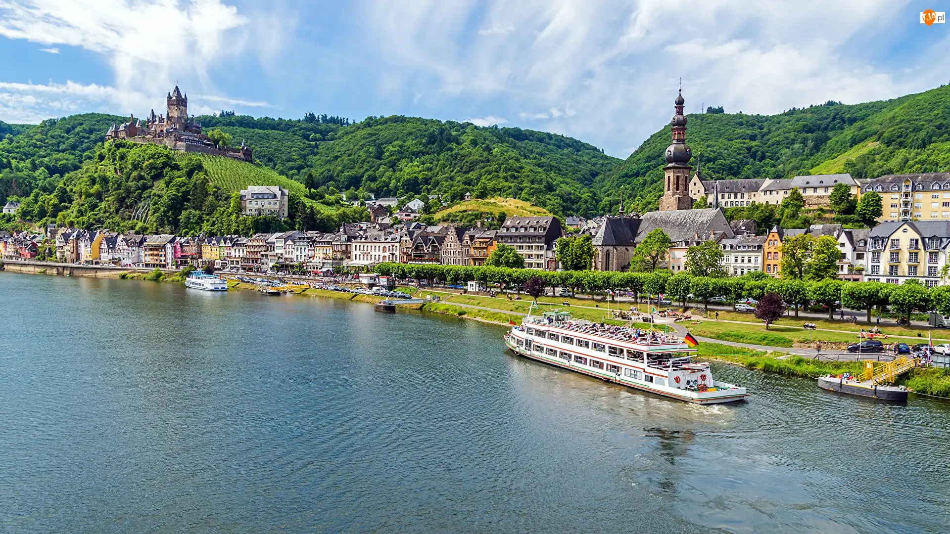 Niemcy, Rzeka Mozela, Kościół, Domy, Wzgórza, Miasto Cochem, Statek, Zamek Reichsburg