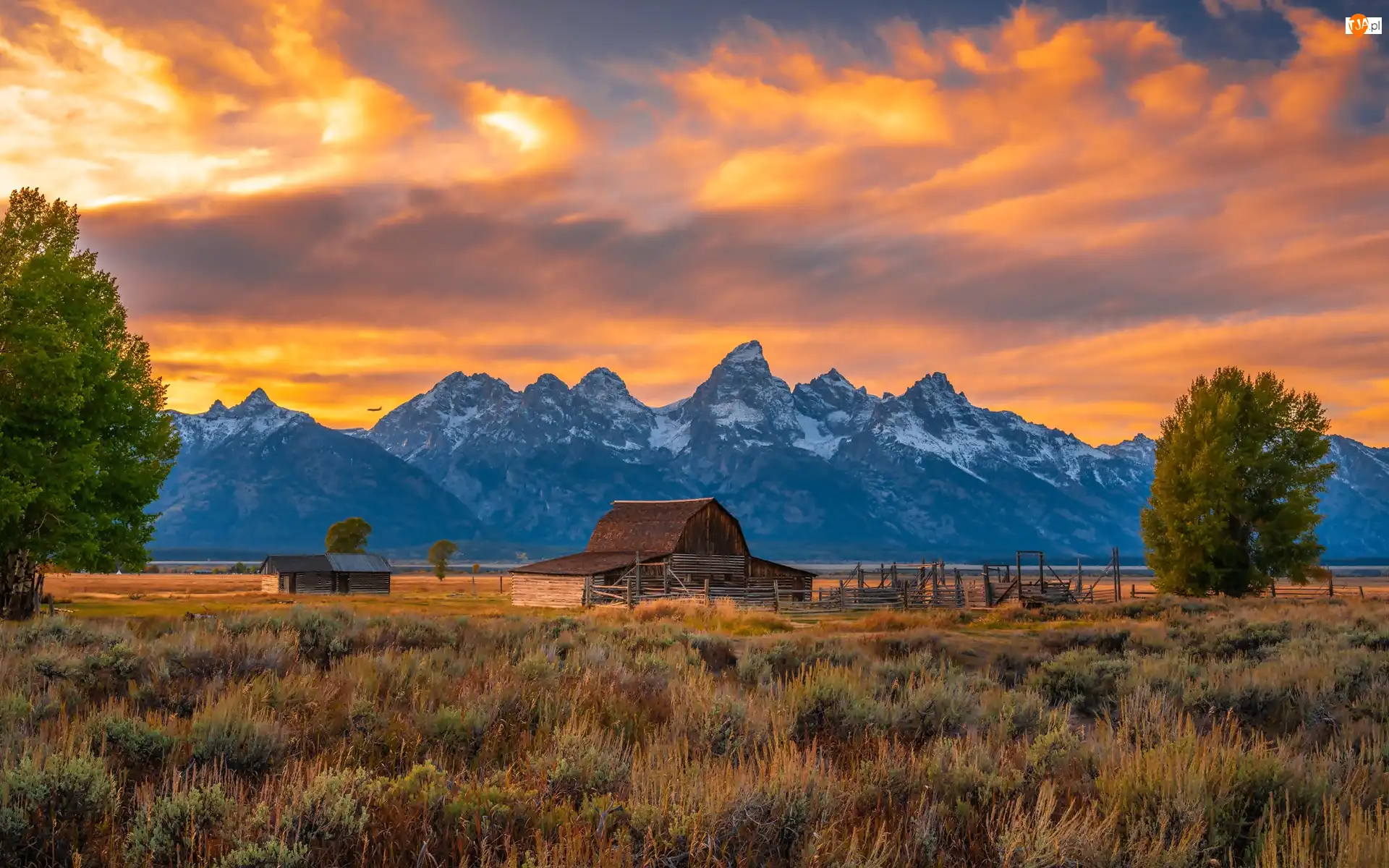Stany Zjednoczone, Chmury, Park Narodowy Grand Teton, Zachód słońca, Chata, Drewniana, Góry Teton Range, Stodoła, Drzewa, Stan Wyoming