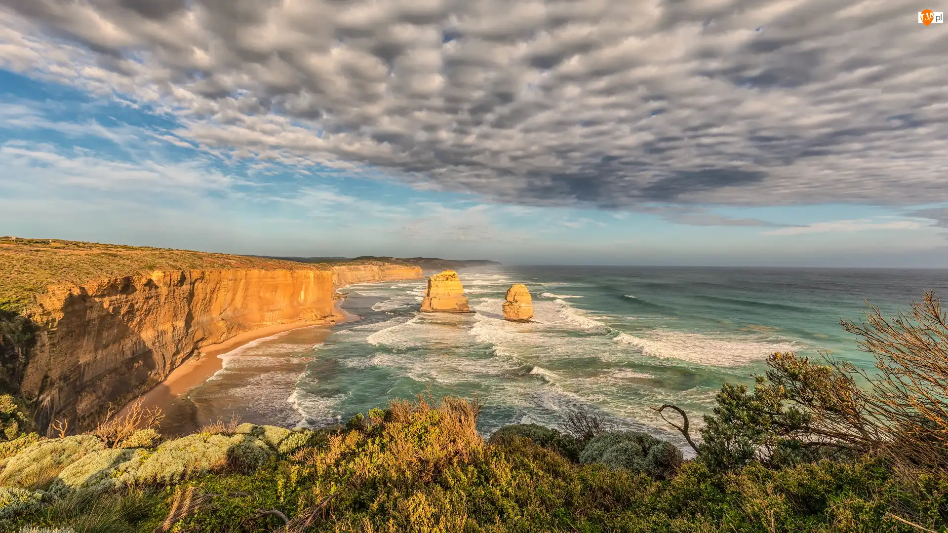 Kolumny wapienne, Klif, Morze, Ocean, Cieśnina Bassa, Stan Wiktoria, Dwunastu Apostołów, Park Narodowy Port Campbell, Chmury, Skały, Australia