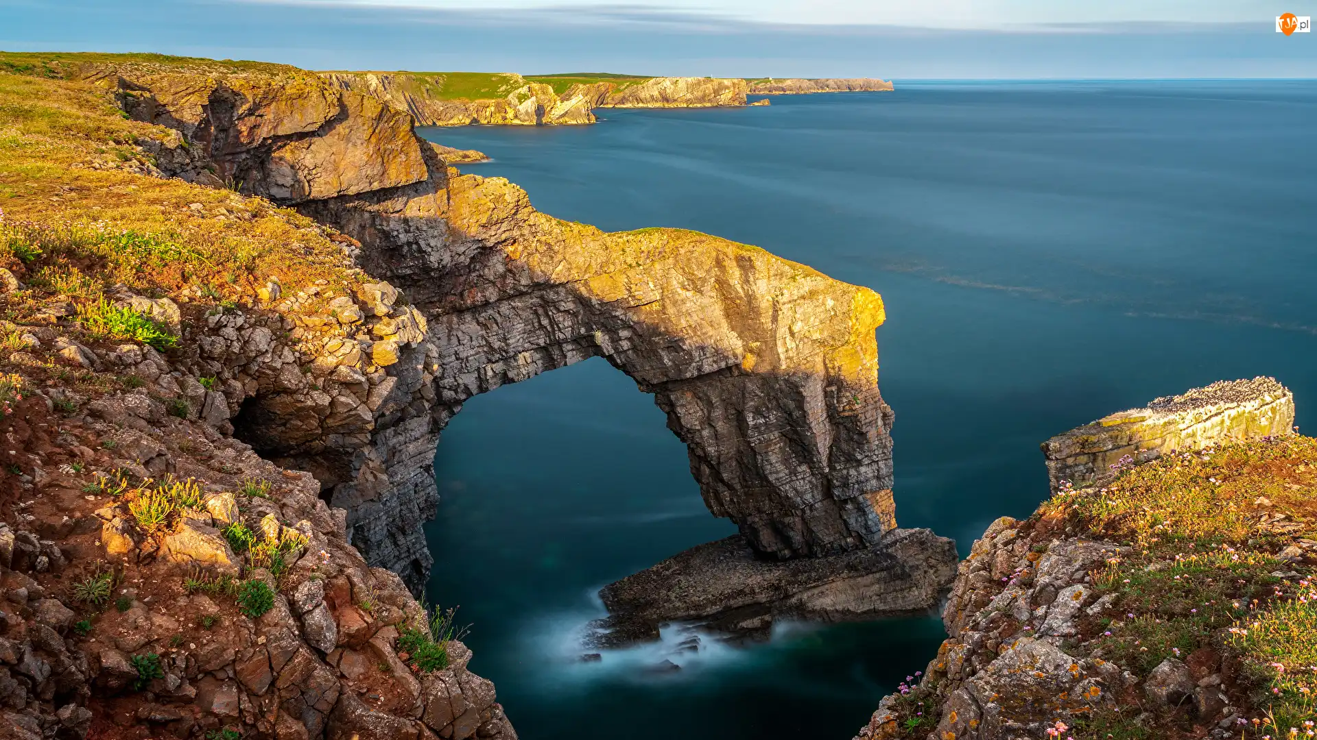 Zielony Most, Park Narodowy Pembrokeshire Coast, Skały, Wybrzeże, Walia, Łuk Green Bridge of Wales, Morze, Wielka Brytania