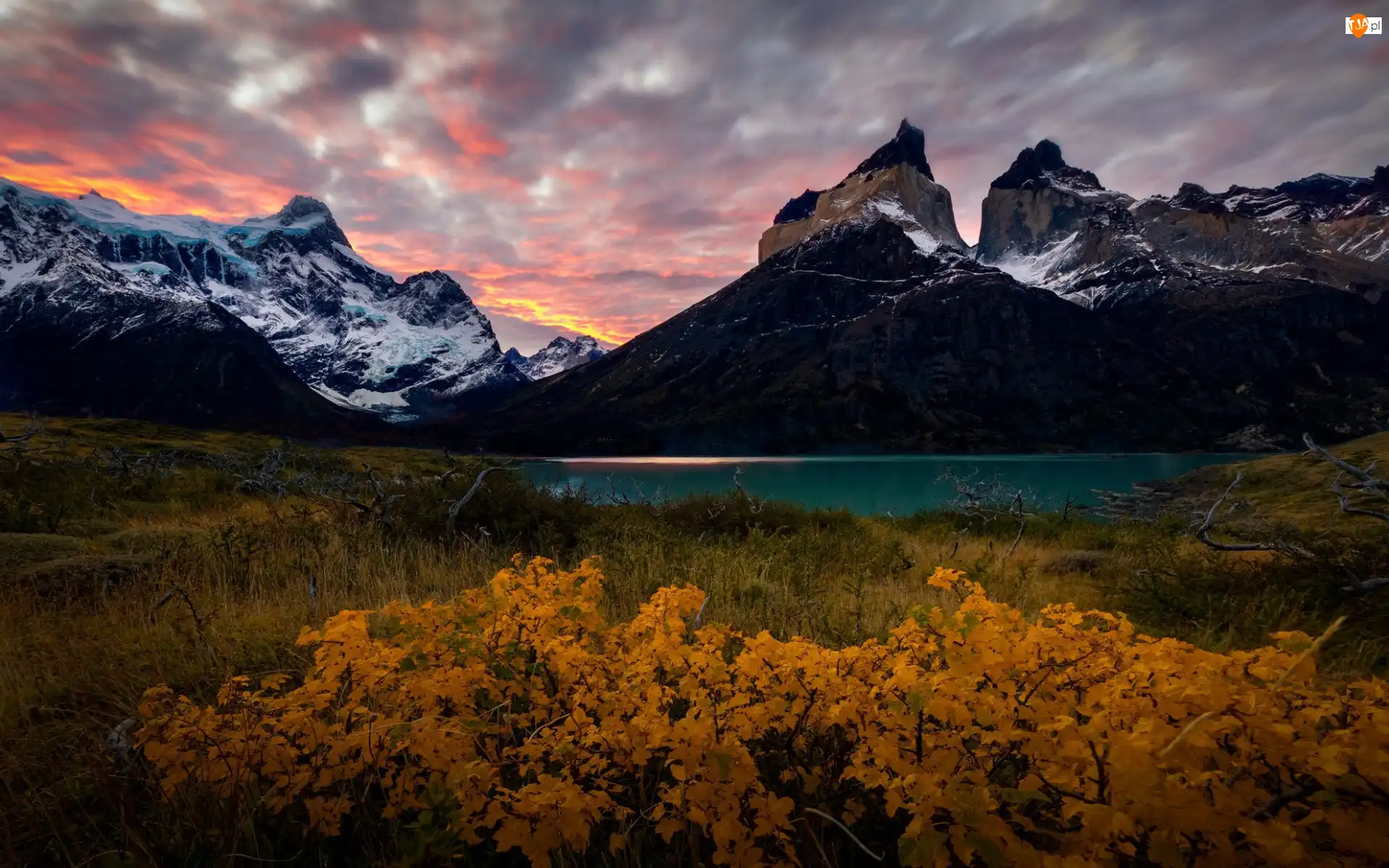 Masyw, Jezioro, Zachód słońca, Chmury, Góry, Patagonia, Torres del Paine, Jesień, Park Narodowy Torres del Paine, Cordillera del Paine, Chile