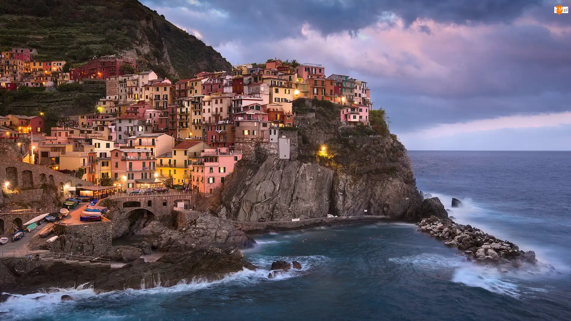 Gmina Riomaggiore, Morze Liguryjskie, Skały, Kolorowe, Prowincja La Spezia, Zatoczka, Miejscowość Manarola, Włochy, Domy, Region Liguria, Chmury
