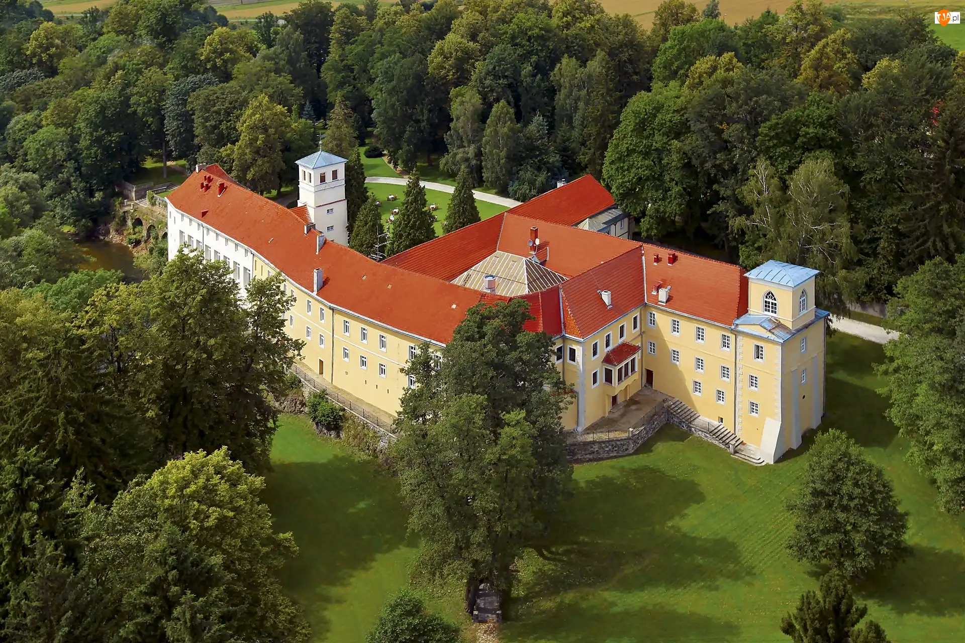 Hotel Zamek na Skale, Pałac w Trzebieszowicach, Dolnośląskie, Drzewa, Wieś Trzebieszowice, Polska