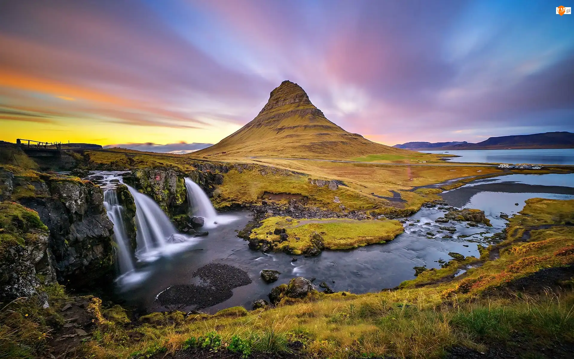 Półwysep Snaefellsnes, Islandia, Wodospad Kirkjufellsfoss, Wchód słońca, Góra Kirkjufell, Rzeka