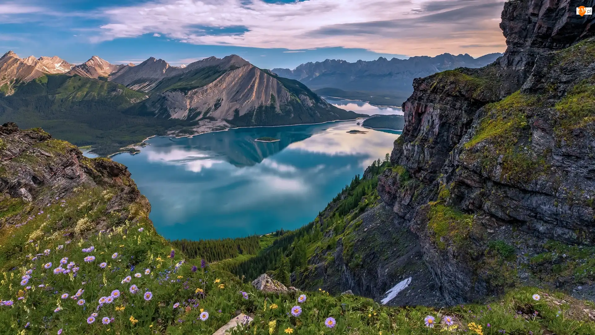 Jezioro Upper Kananaskis Lake, Kanada, Kwiaty, Chmury, Park Prowincjonalny Petera Lougheeda, Góry