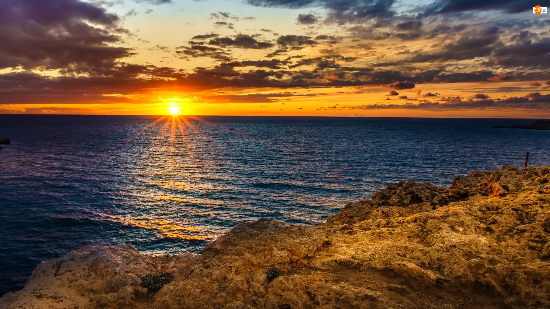 Zachód słońca, Morze Śródziemne, Skały, Malta, Chmury, Mgarr