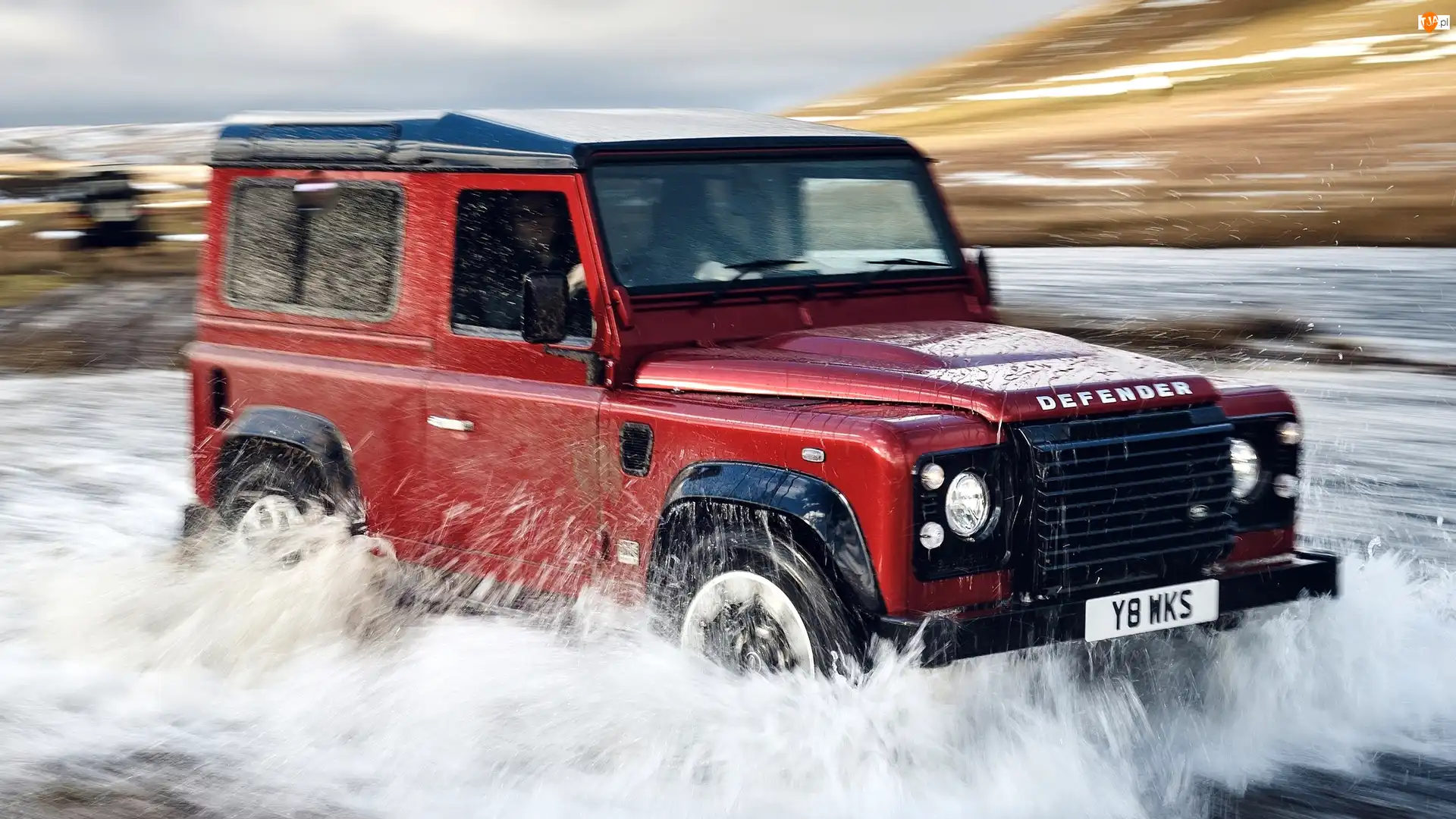 Woda, Land Rover Defender Works V8, 2018, Rozbryzgująca