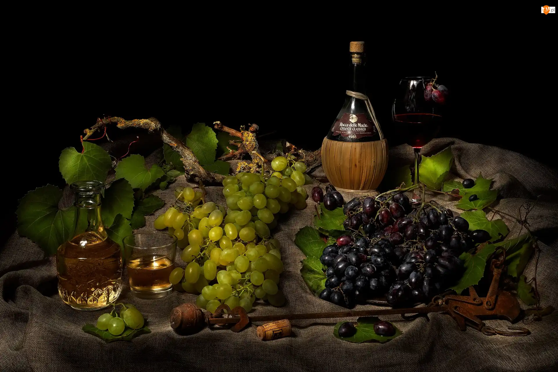 Butelka, Winogrona, Wino, Kompozycja, Karafka, Czarne tło