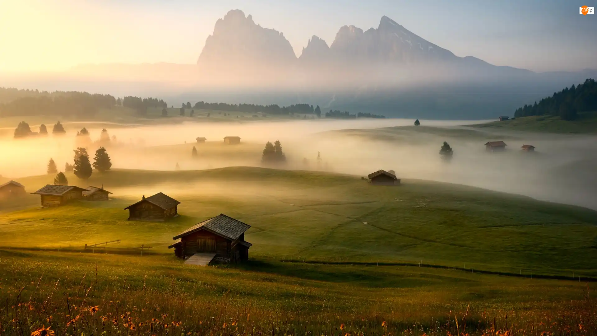 Włochy, Mgła, Łąki, Płaskowyż Seiser Alm, Dolina Val Gardena, Góry Sassolungo, Dolomity, Wschód słońca, Domy
