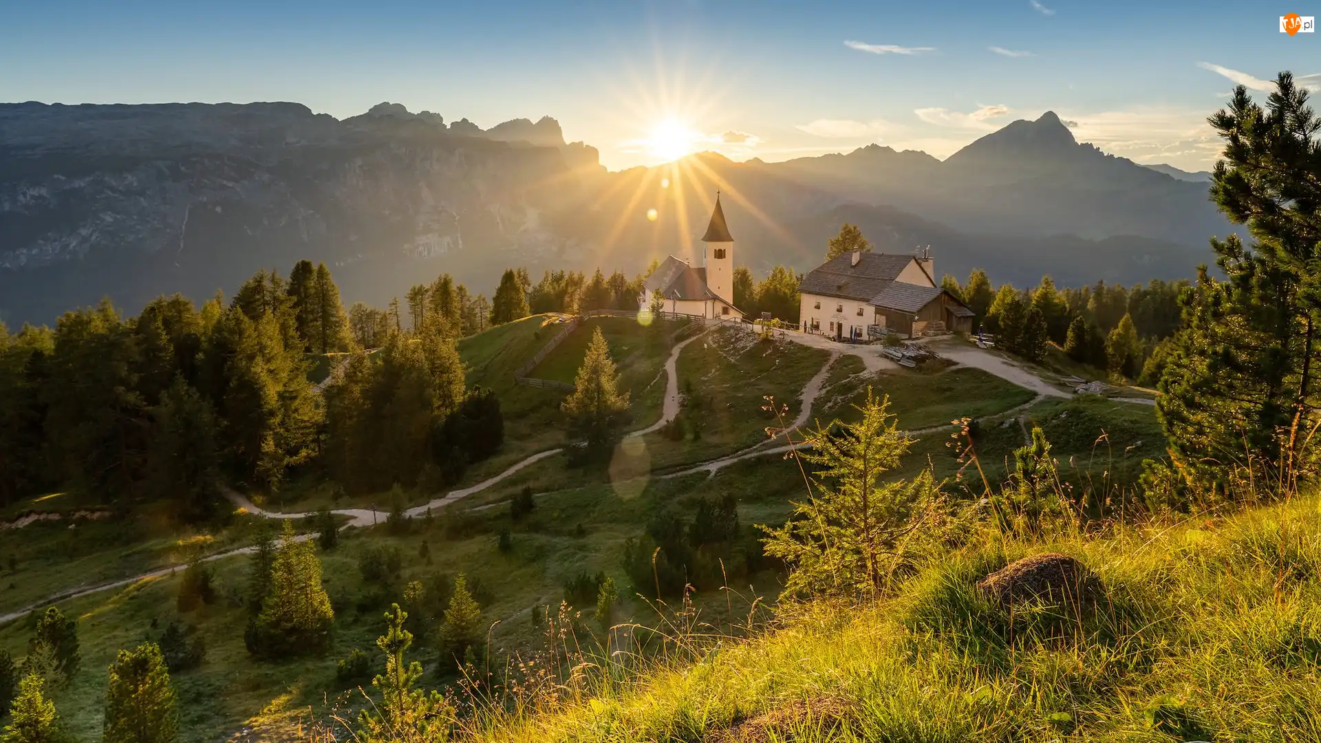Alta Badia, Góry, Kościół św Krzyża, Południowy Tyrol, Dolomity, Promienie słońca, Włochy, Wzgórze