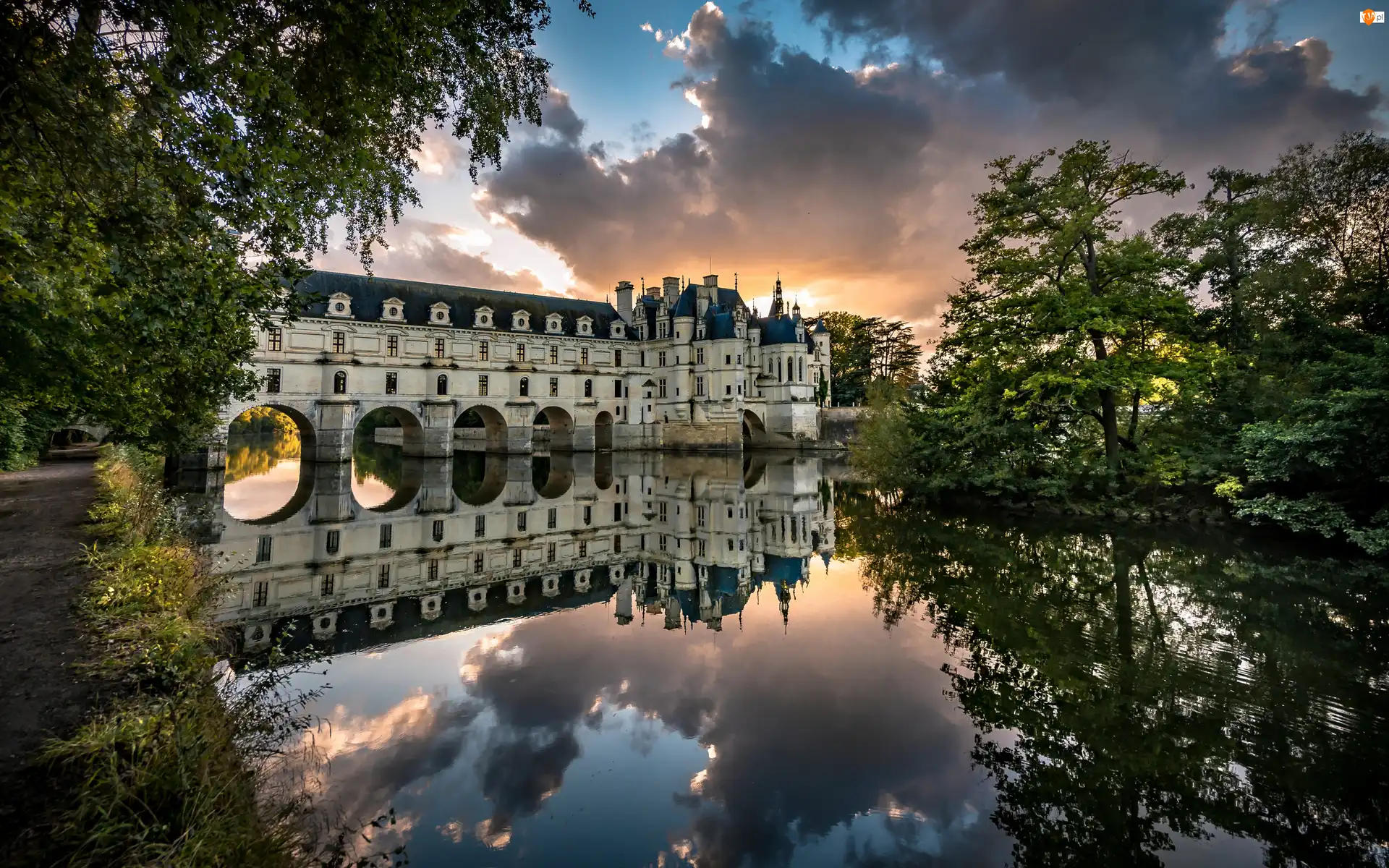 Francja, Drzewa, Chmury, Ścieżka, Chateau de Chenonceau, Zamek, Rzeka Cher, Park, Odbicie, Zachód słońca