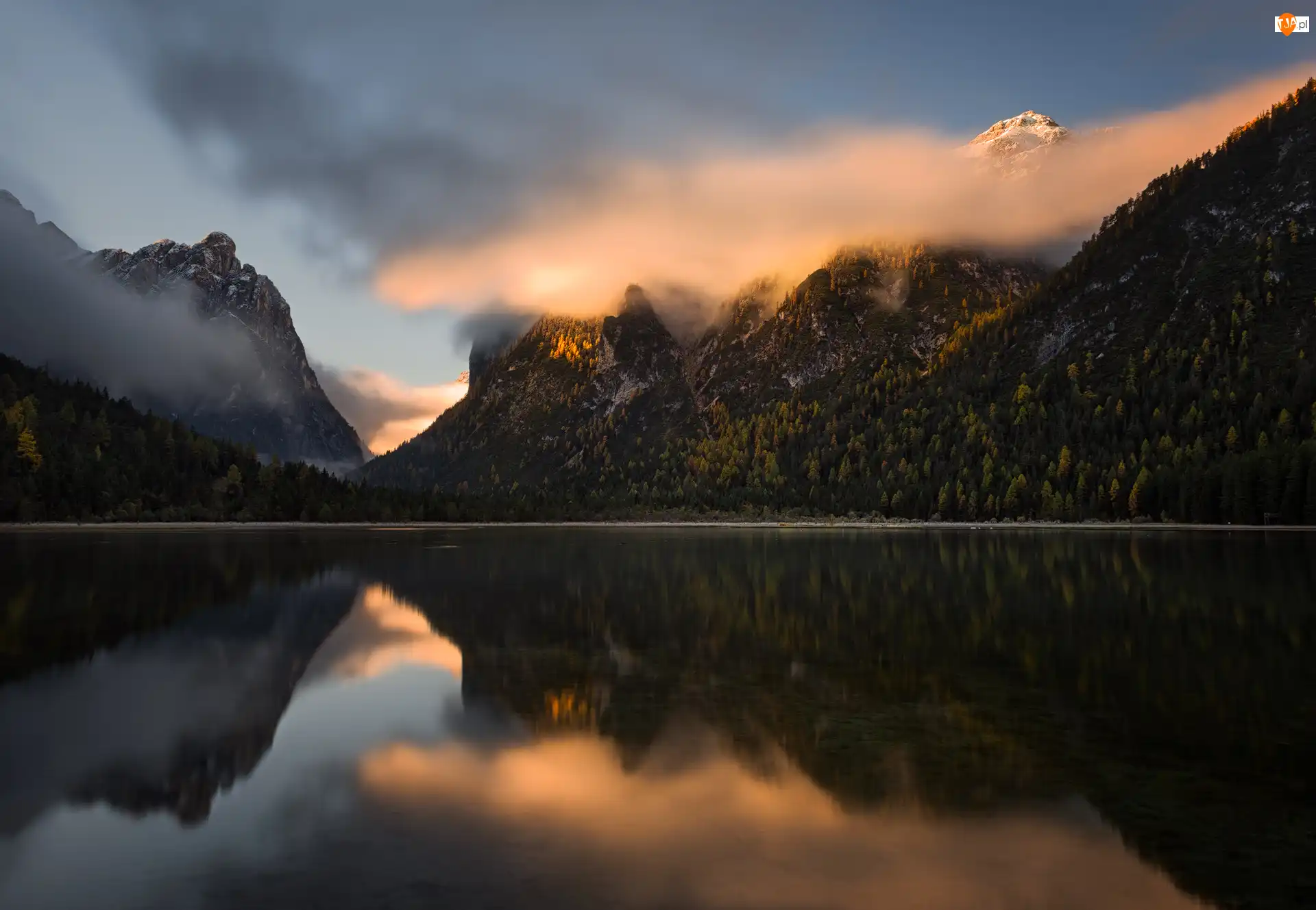 Włochy, Dolomity, Prowincja Bozen-Sudtirol, Chmury, Odbicie, Drzewa, Jezioro Toblacher See, Góry, Lago di Dobbiaco