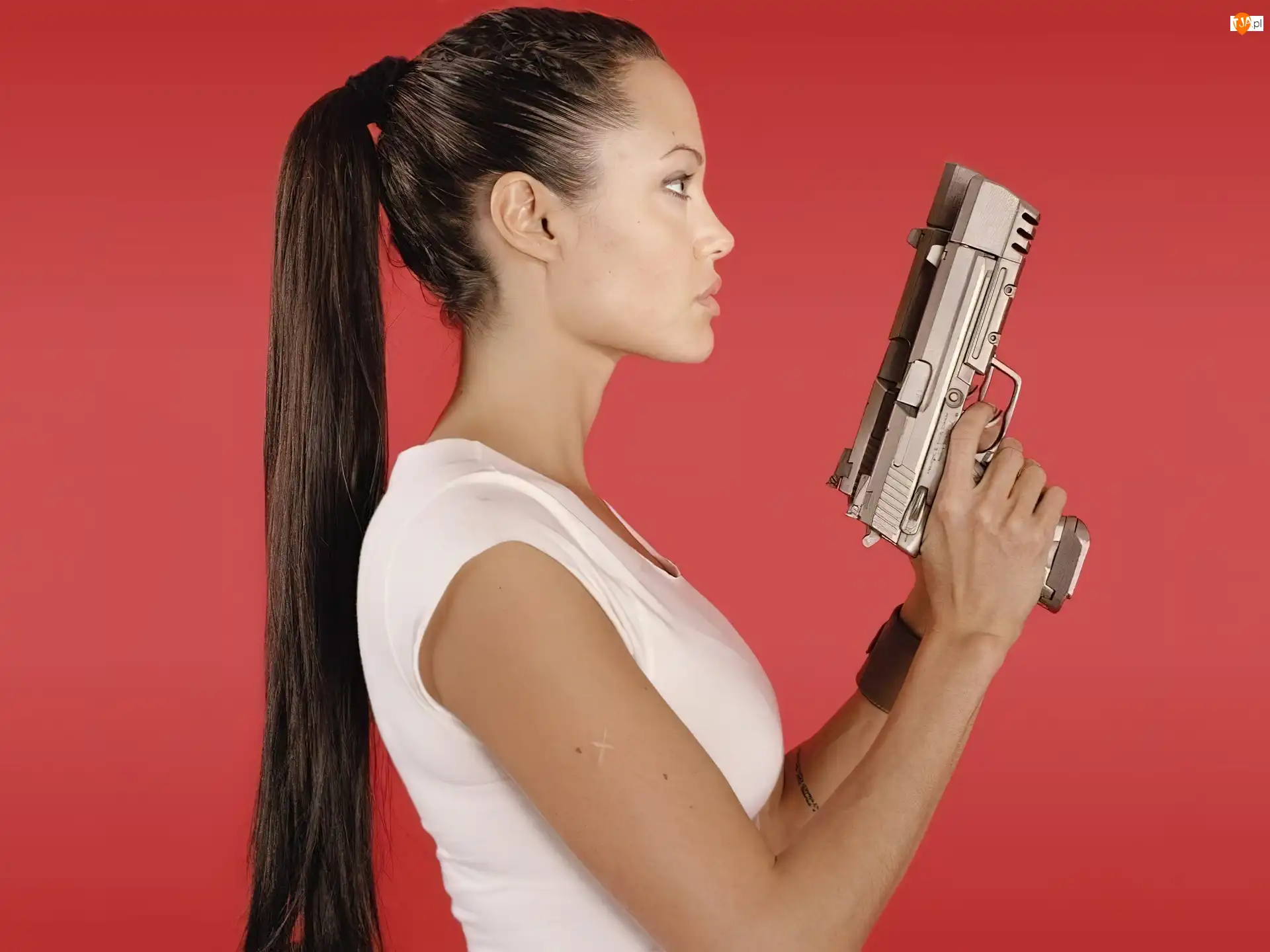 pistolet, Angelina Jolie, biały top