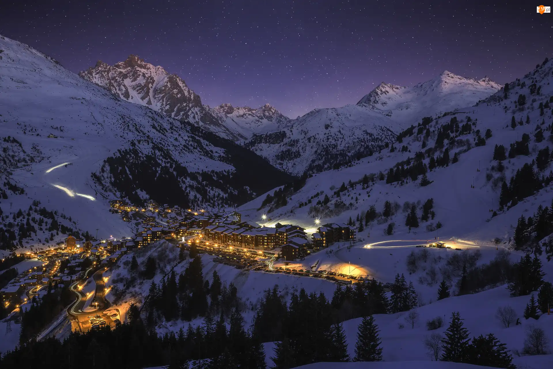 Noc, Region Rodan-Alpy, Światła, Domy, Drzewa, Meribel, Góry Alpy, Francja, Zima