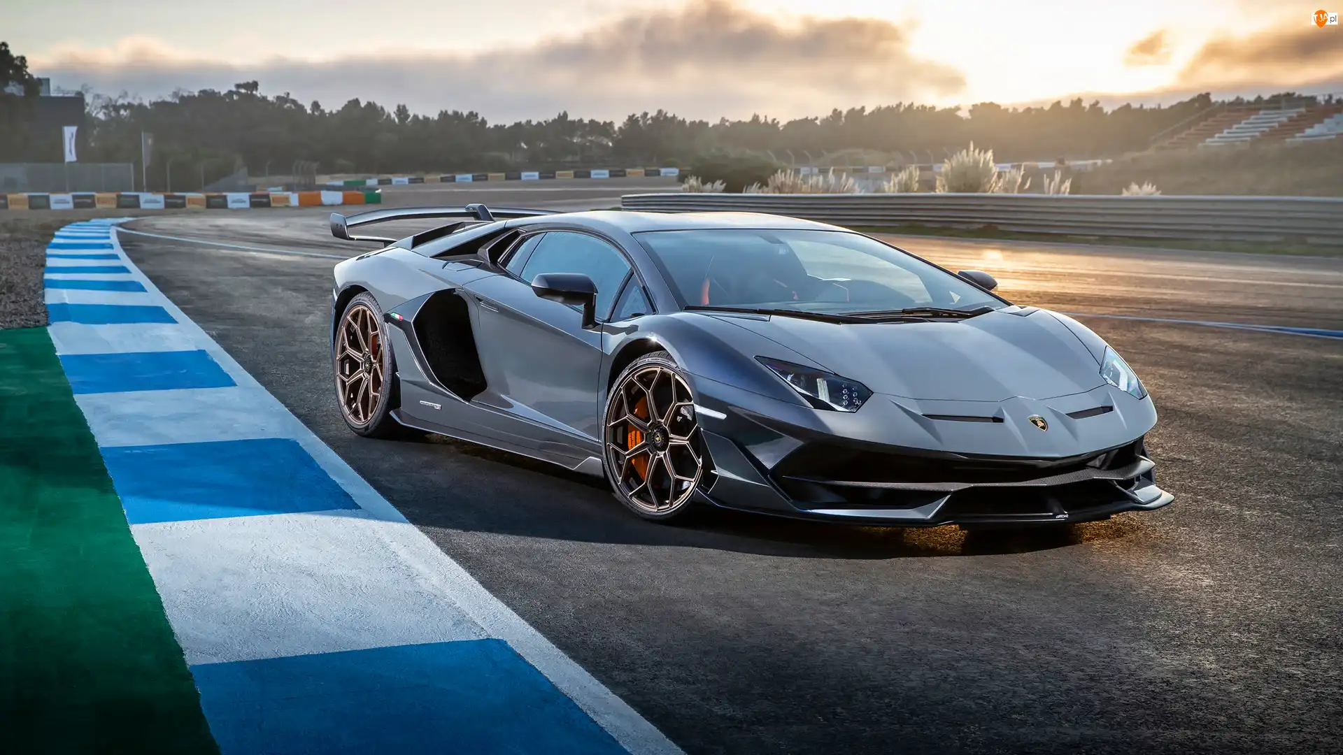 Tor, Lamborghini Aventador SVJ, Przód