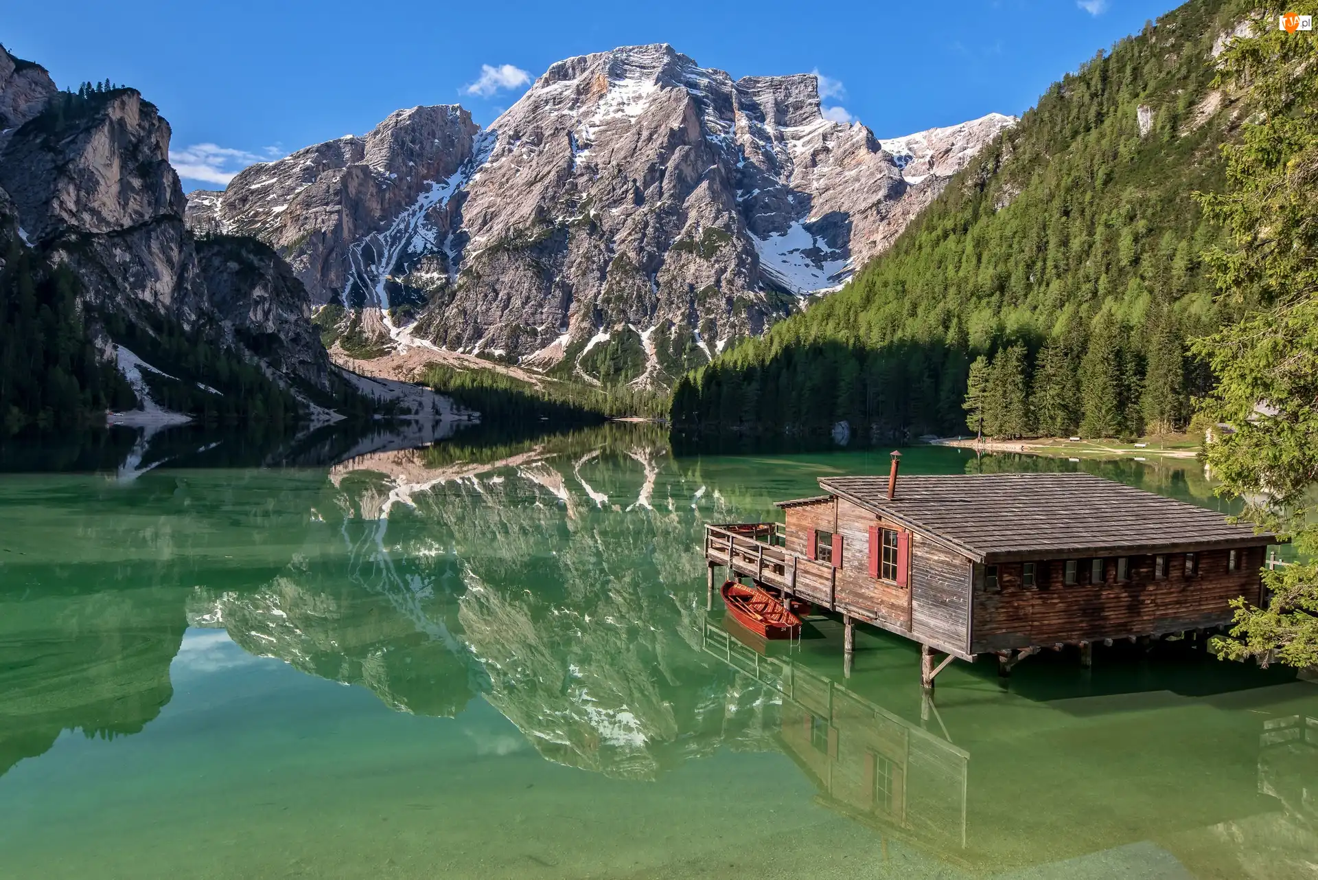 Drzewa, Południowy Tyrol, Łódki, Drewniany, Dom, Jezioro Pragser Wildsee, Góry, Włochy, Dolomity