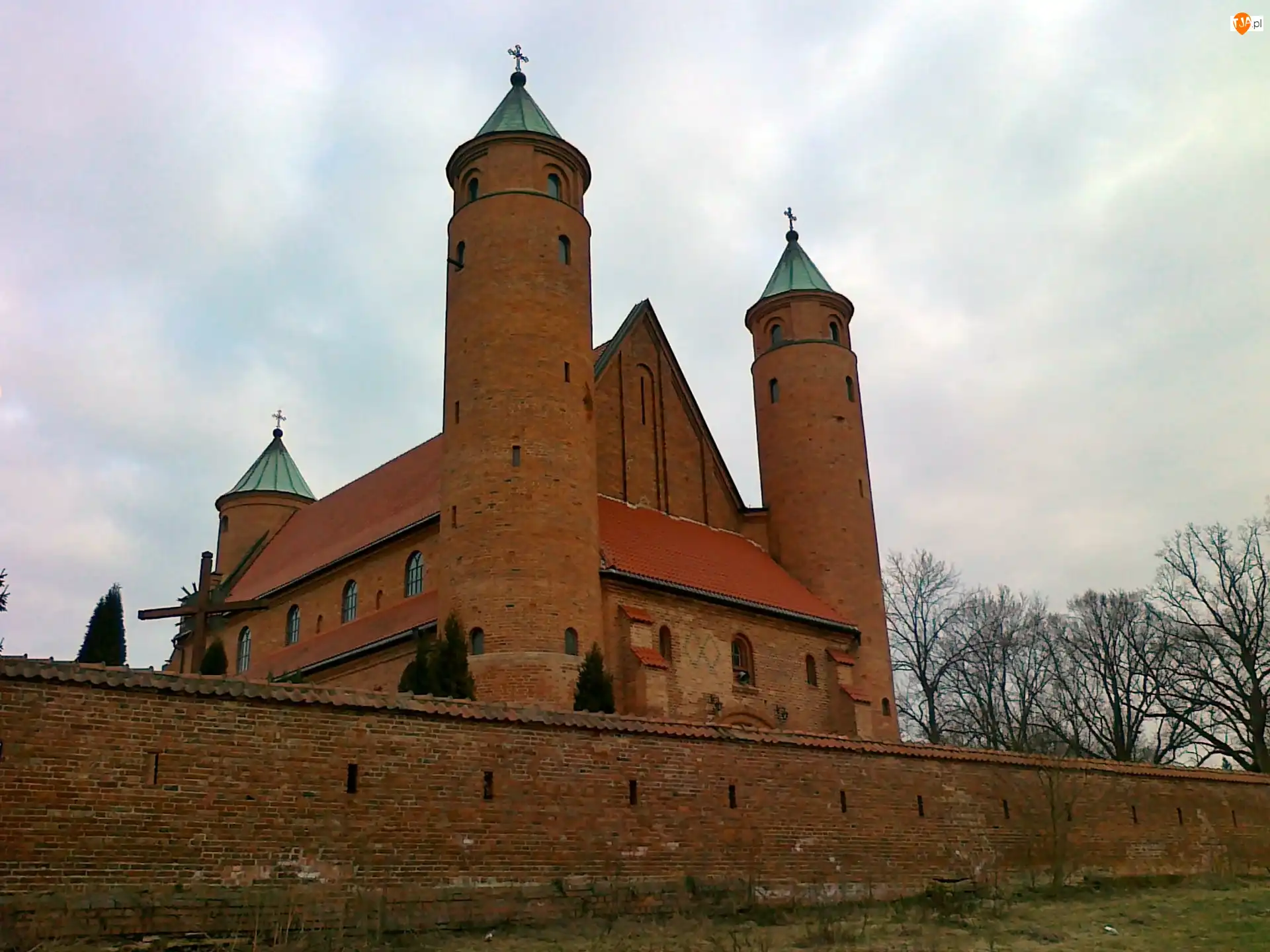Brochów, Kościół, Obronny