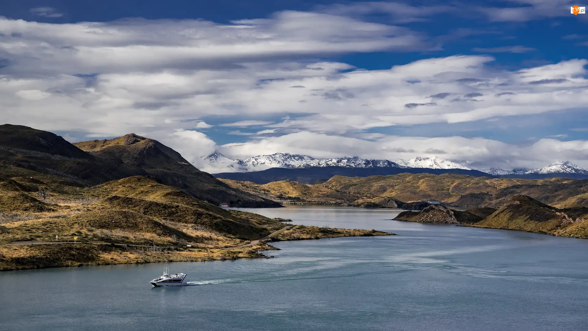 Park Narodowy Torres del Paine, Chile, Jacht, Jezioro Lake Pehoe, Góry Cordillera del Paine