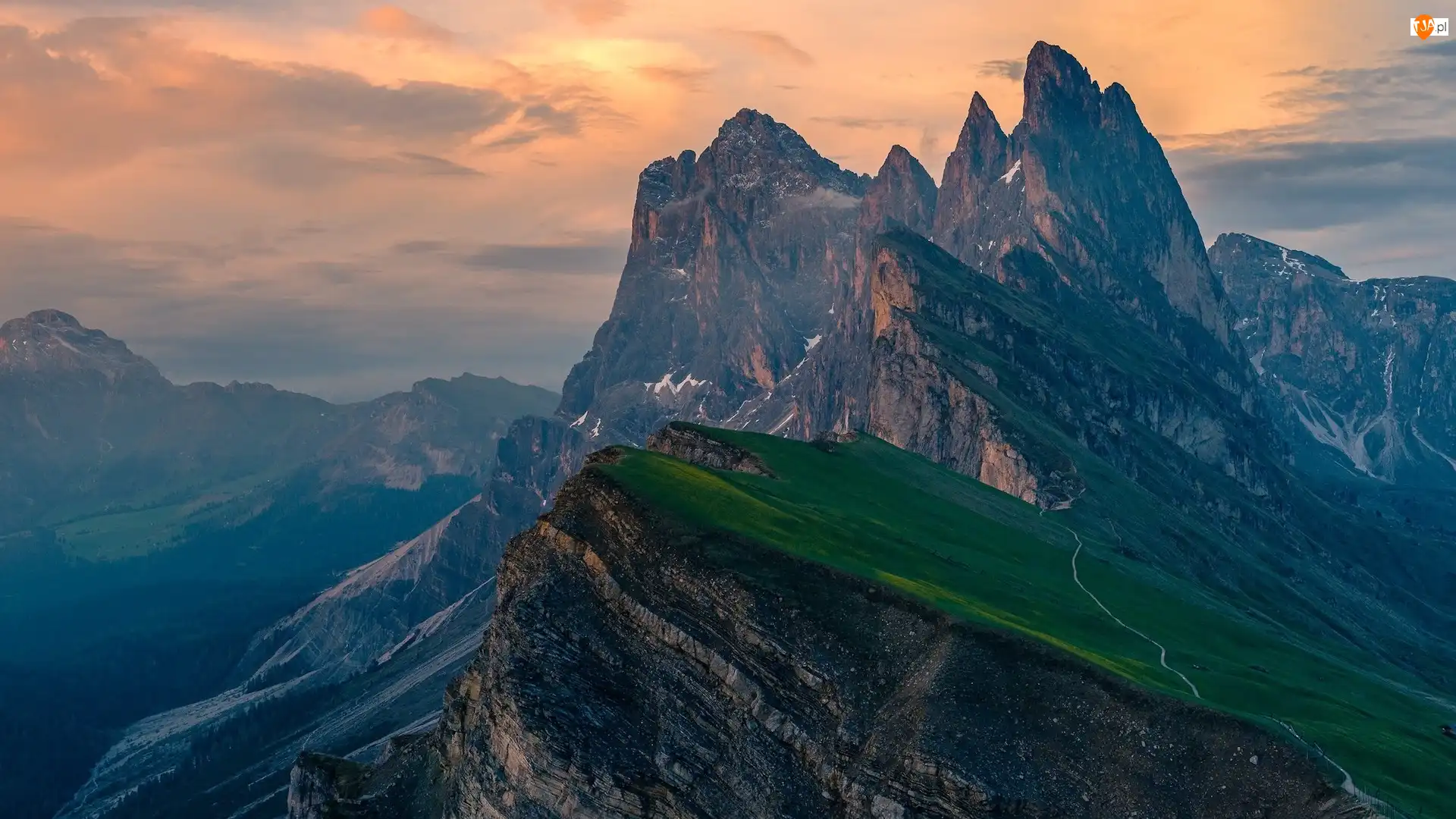 Góry, Dolomity, Skały, Włochy, Południowy Tyrol, Seceda, Szczyt
