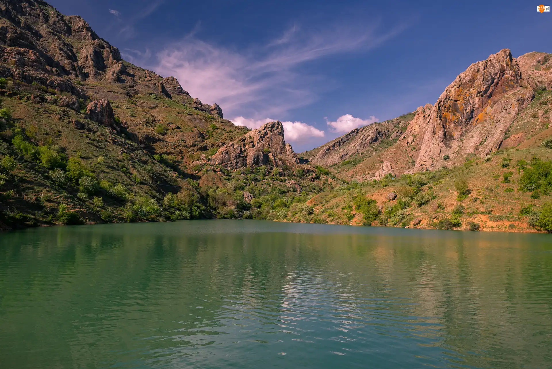 Krzewy, Góry, Jezioro