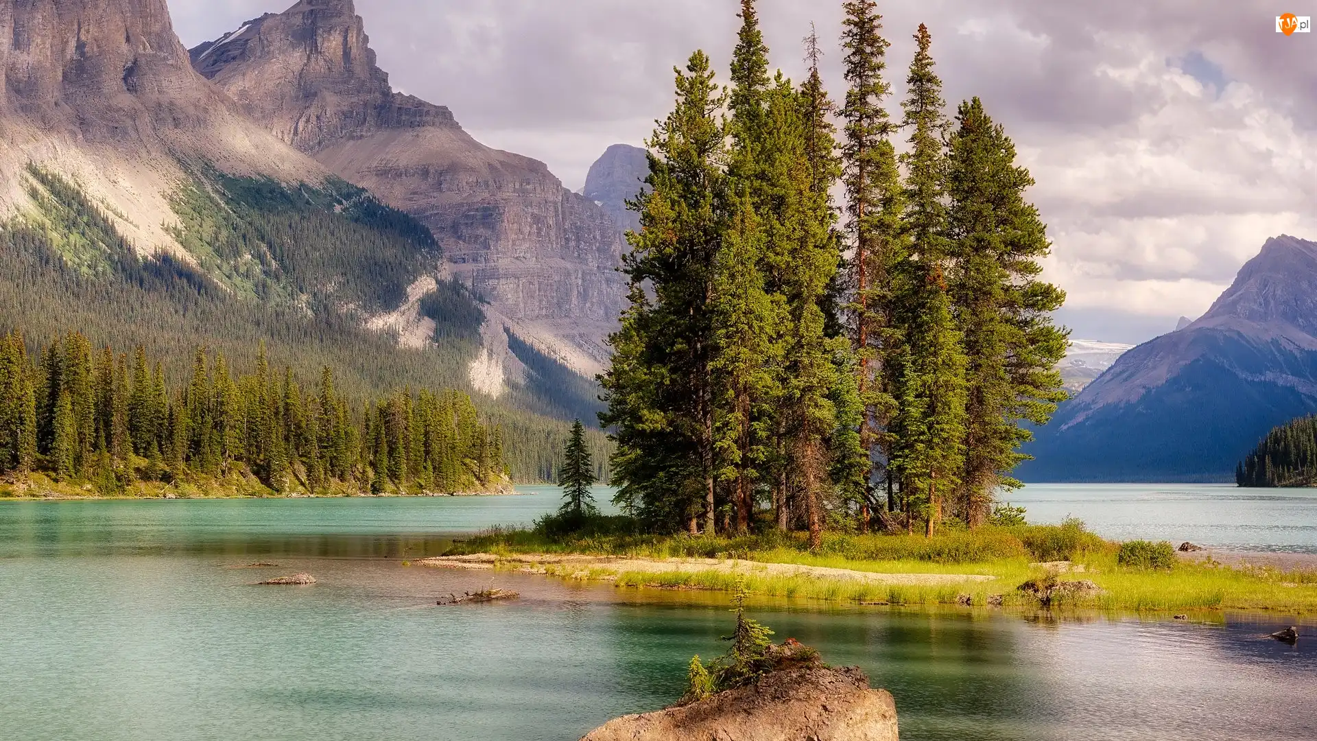 Wyspa Spirit Island, Jezioro Maligne, Drzewa, Wyspa Ducha, Góry, Kanada, Park Narodowy Jasper