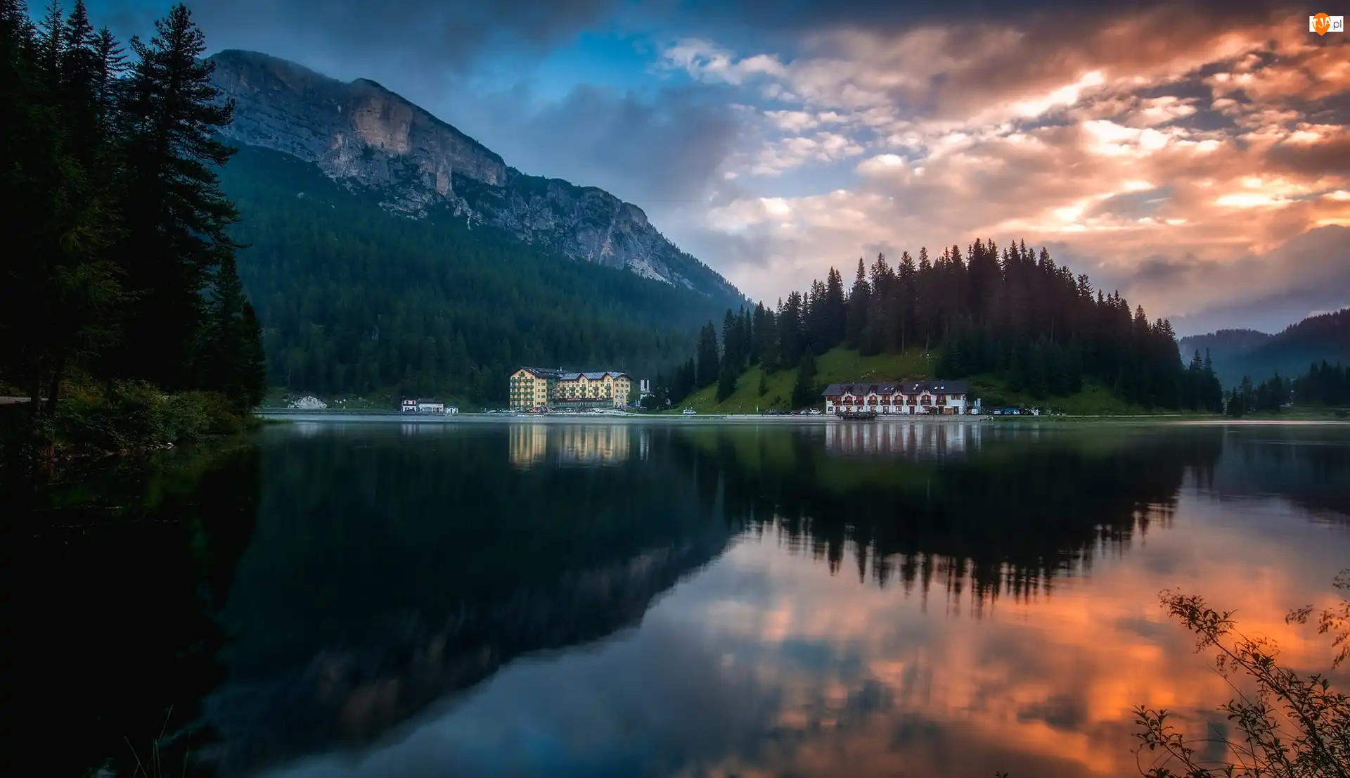 Jezioro Misurina, Góry, Wschód słońca, Włochy, Chmury, Budynki, Las