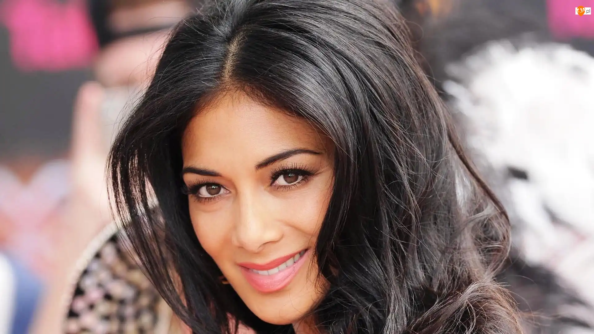 Nicole Scherzinger, Uśmiechnięta