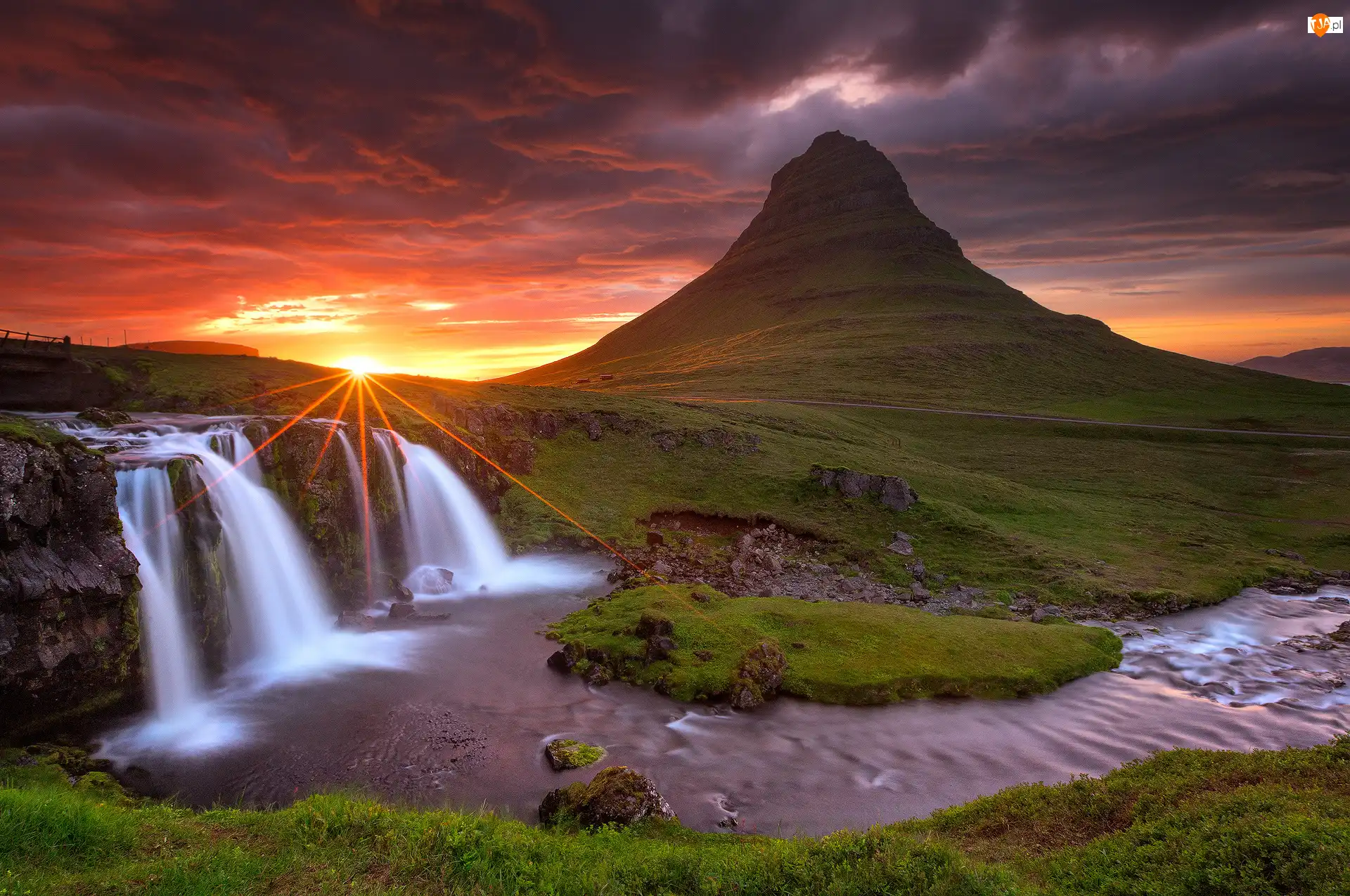 Wodospad Kirkjufellsfoss, Islandia, Rzeka, Chmury, Góra Kirkjufell, Zachód słońca