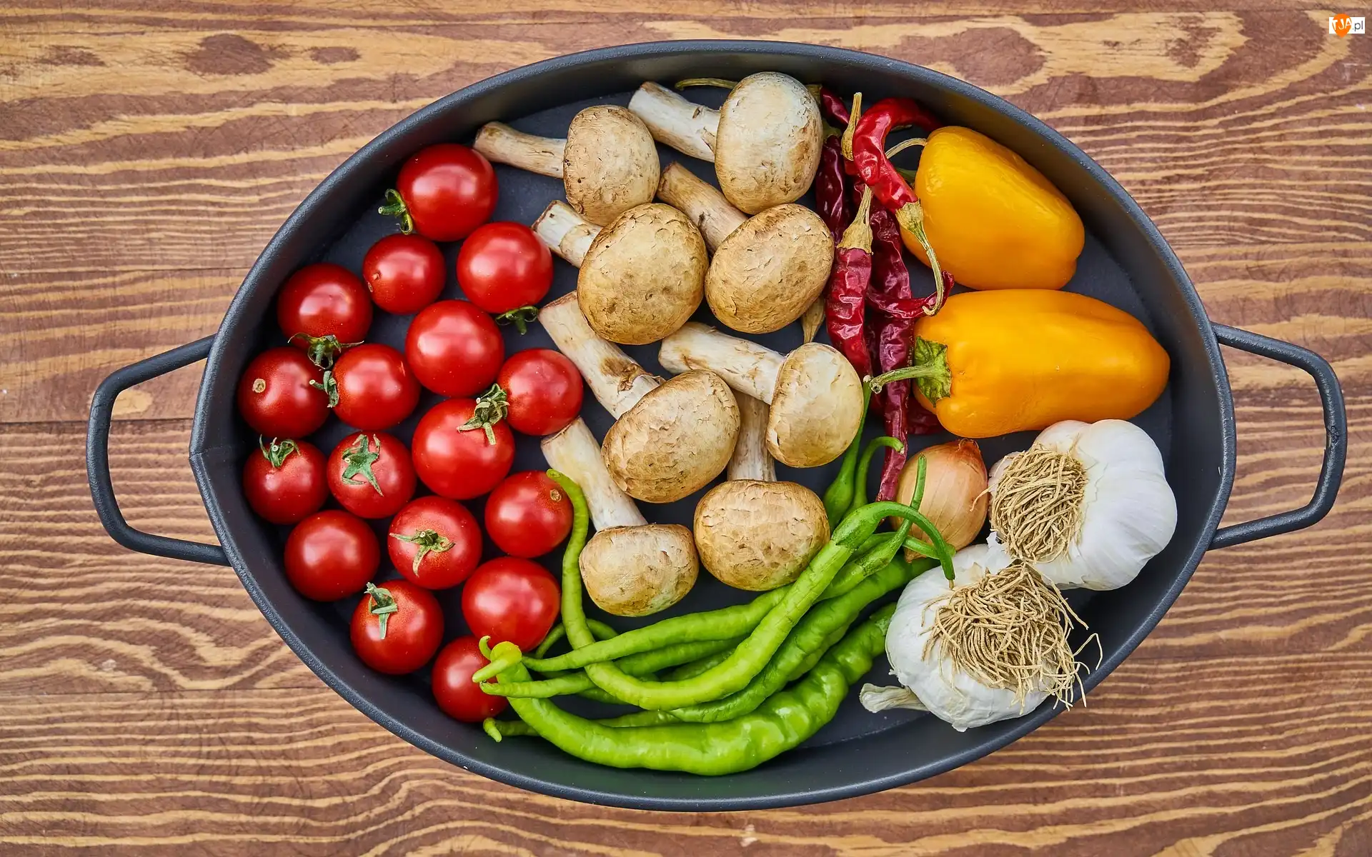 Brytfanna, Pomidorki, Pieczarki, Warzywa, Czosnek, Chili, Papryka