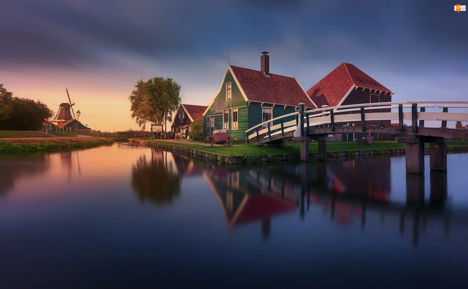 Skansen Zaanse Schans, Wiatrak, Zachód słońca, Holandia, Rzeka, Most, Domy
