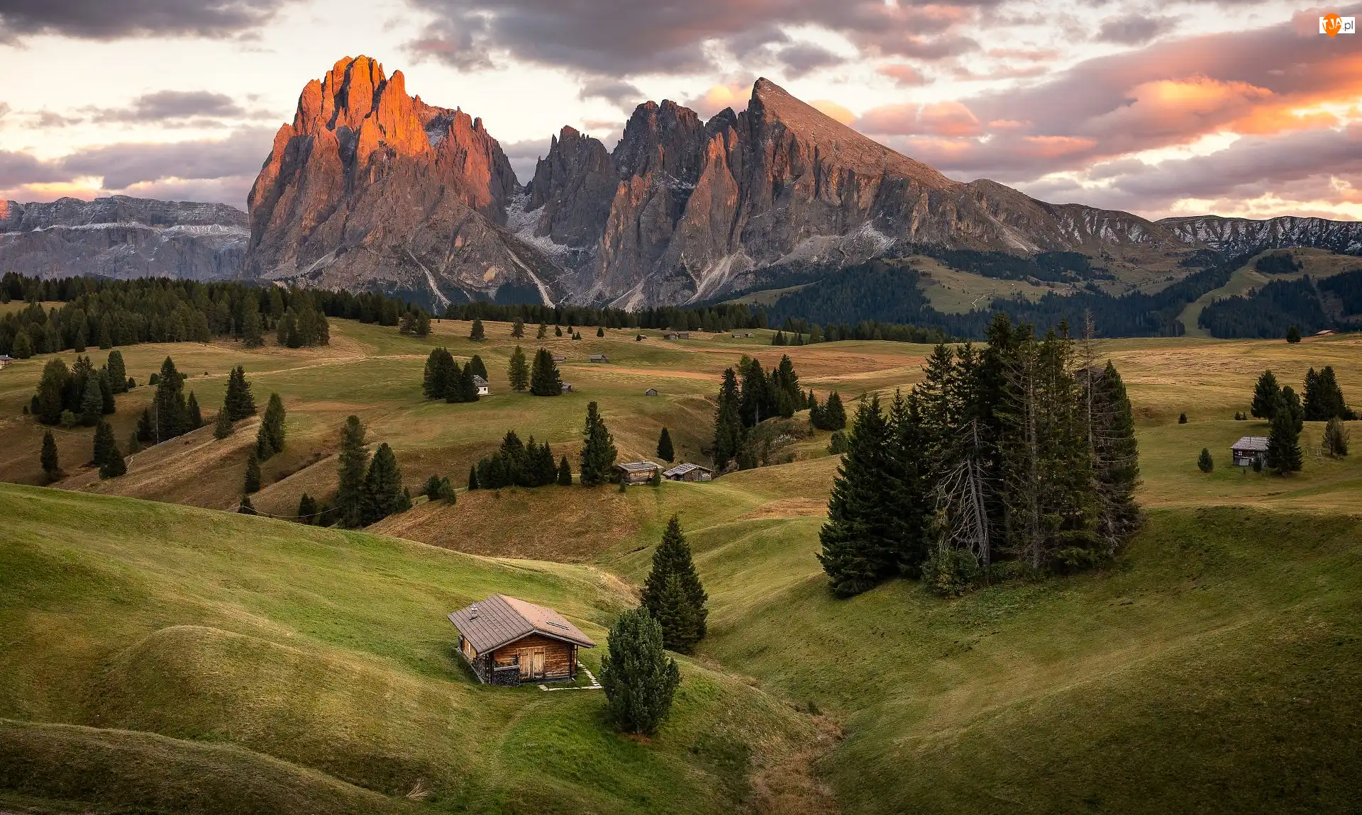 Seiser Alm, Góry, Płaskowyż, Włochy, Dolina, Dolomity, Drewniane, Chmury, Sassolungo, Domki, Drzewa, Val Gardena