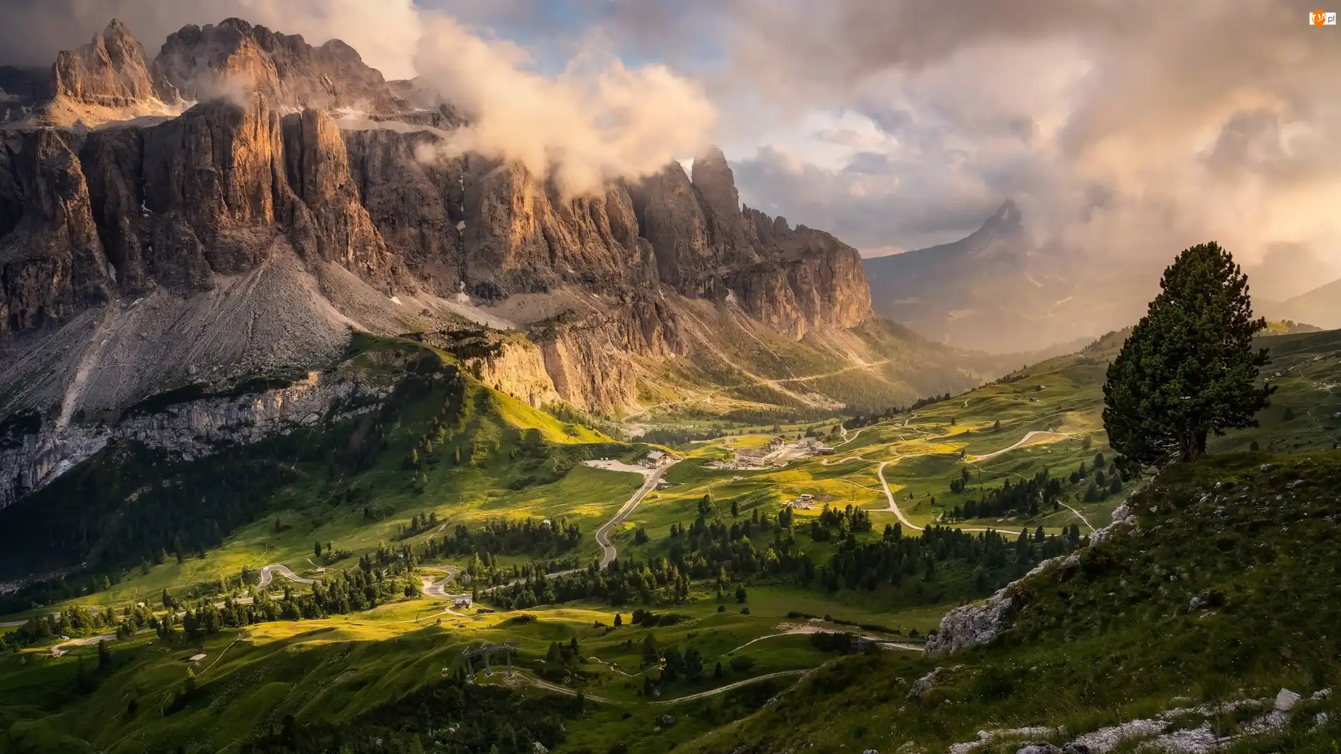 Włochy, Dolomity, Passo Gardena, Drzewa, Przełęcz, Skały, Chmury, Góry, Droga