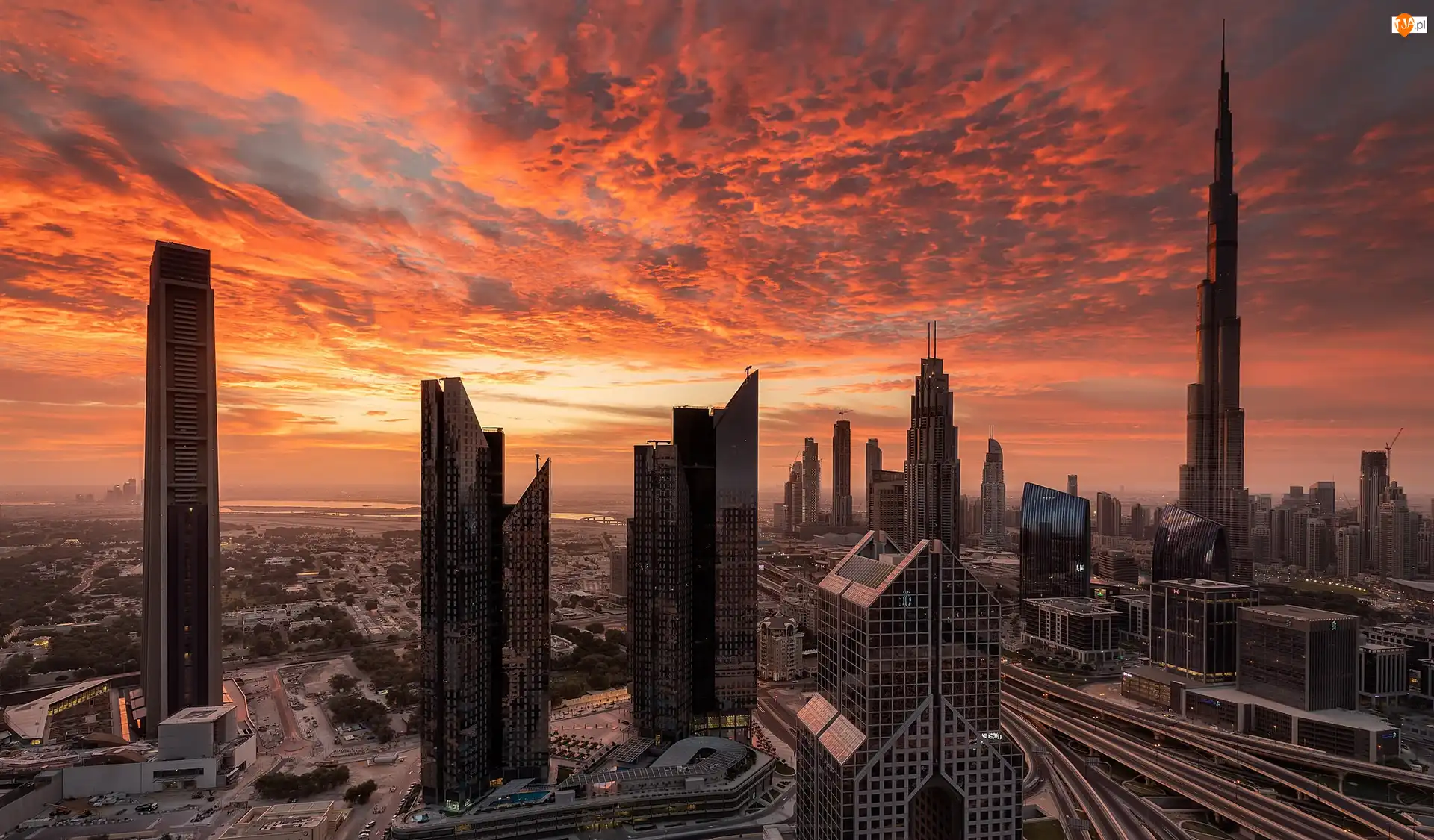 Dubaj, Drapacze chmur, Chmury, Zjednoczone Emiraty Arabskie, Niebo, Zachód słońca, Wieżowce