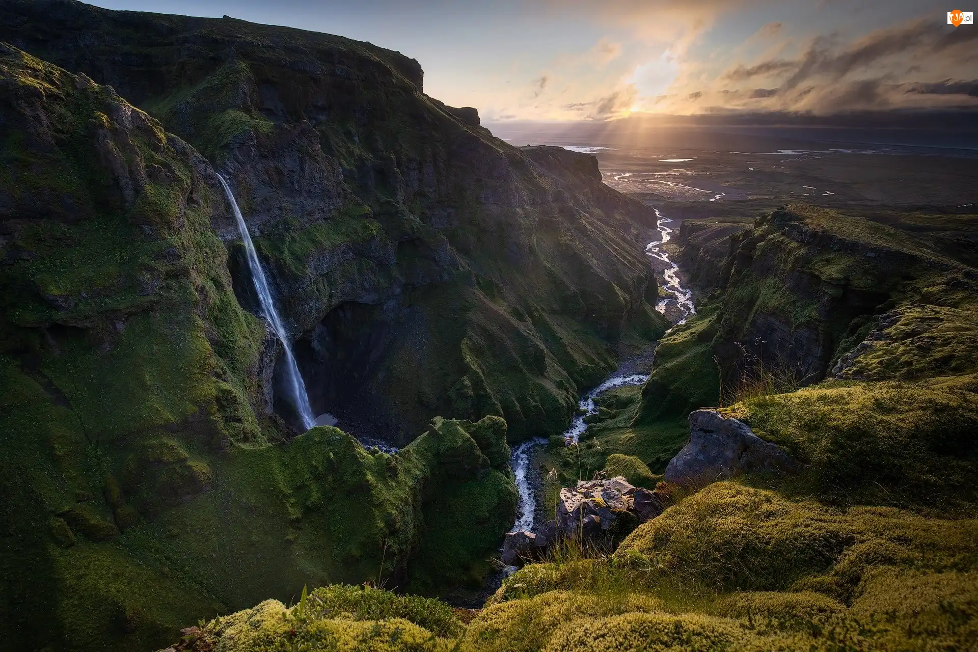 Rzeka Fossa, Islandia, Góry, Chmury, Wodospad Haifoss, Wschód słońca