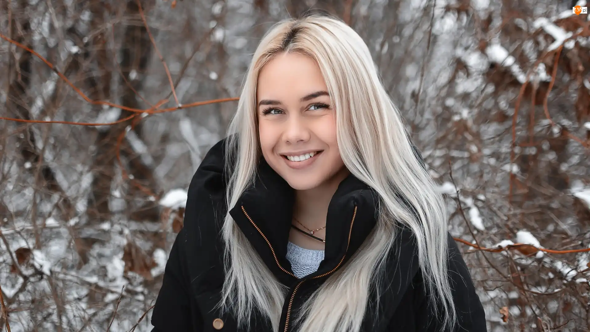 Kobieta, Zima, Blondynka, Uśmiechnięta, Las
