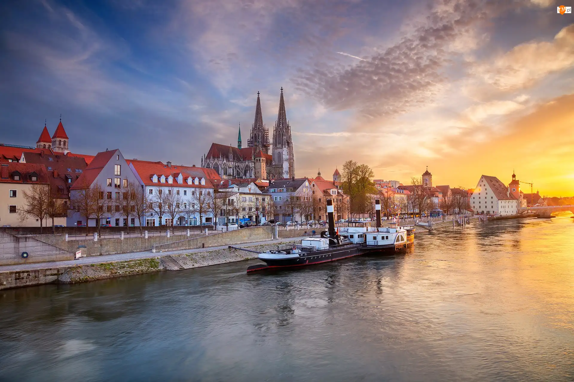 Zachód słońca, Regensburg, Domy, Nabrzeże, Parowiec, Miasto Ratyzbona, Katedra św Piotra, Niemcy, Rzeka Dunaj