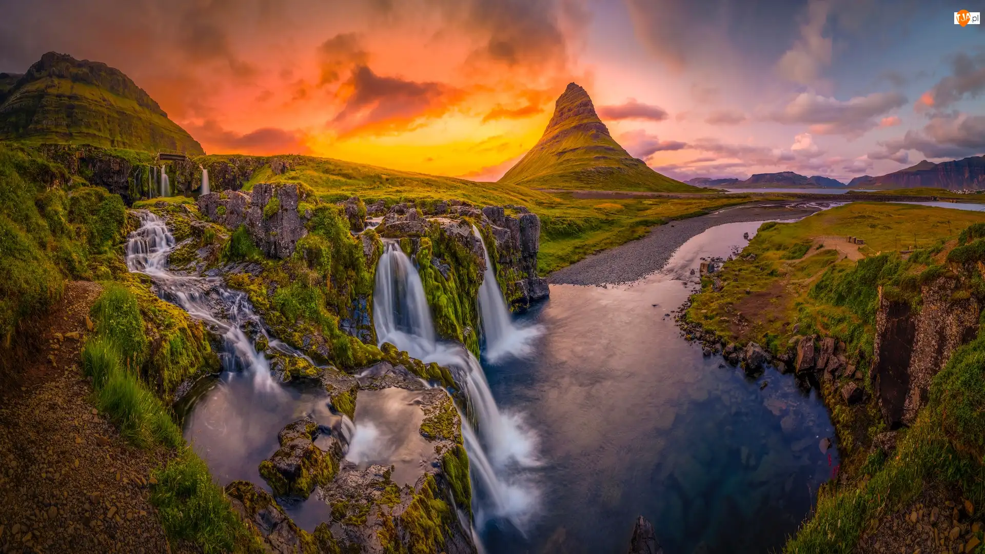 Półwysep Snaefellsnes, Islandia, Kirkjufell, Rzeka. Zachód słońca, Góra, Wodospady