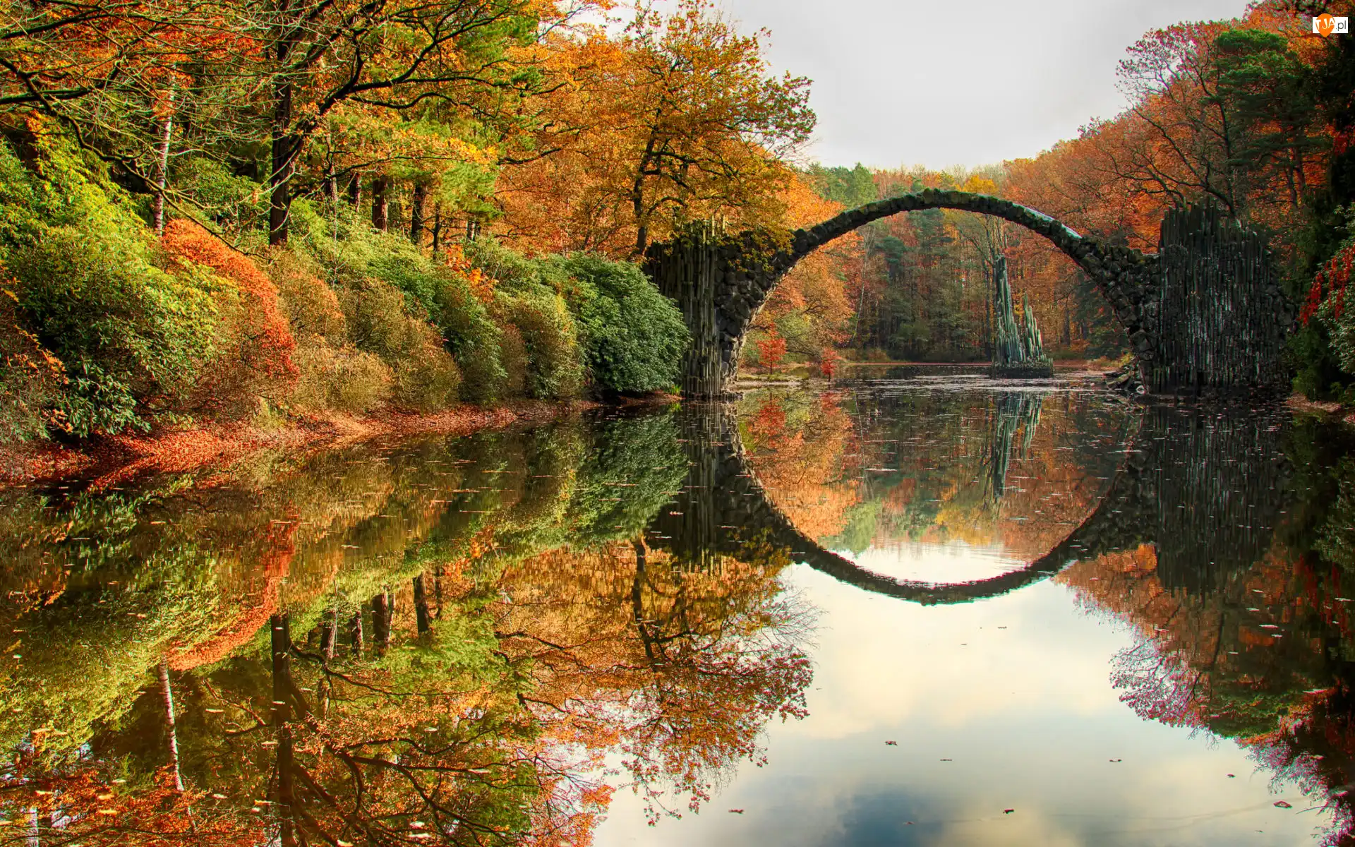 Drzewa, Saksonia, Jesień, Most łukowy, Jezioro Rakotz, Park Rododendronów Kromlau, Kamienny, Niemcy, Most Diabła