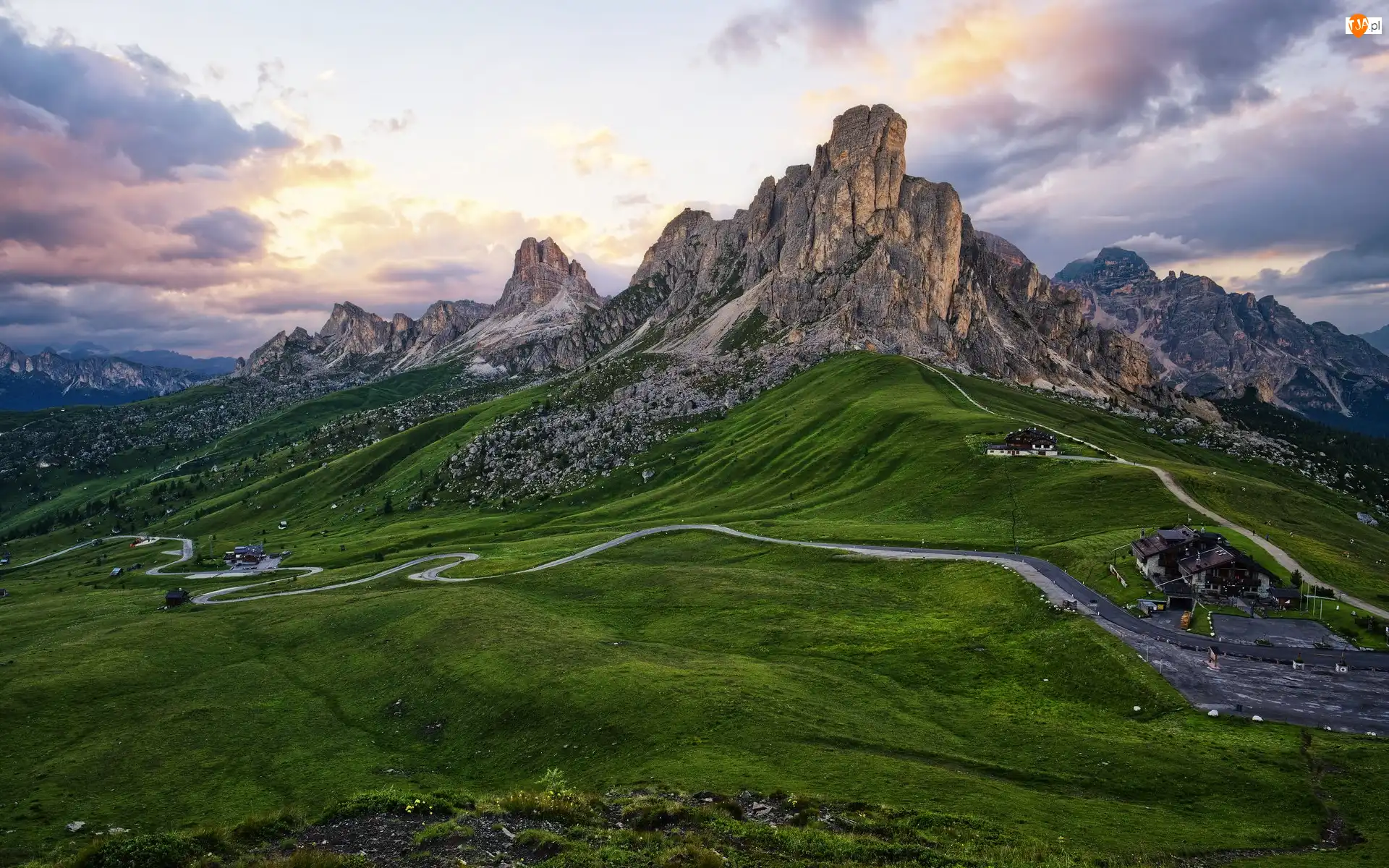 Włochy, Dolomity, Prowincja Belluno, Łąka, Chmury, Przełęcz, Passo di Giau, Góry, Droga