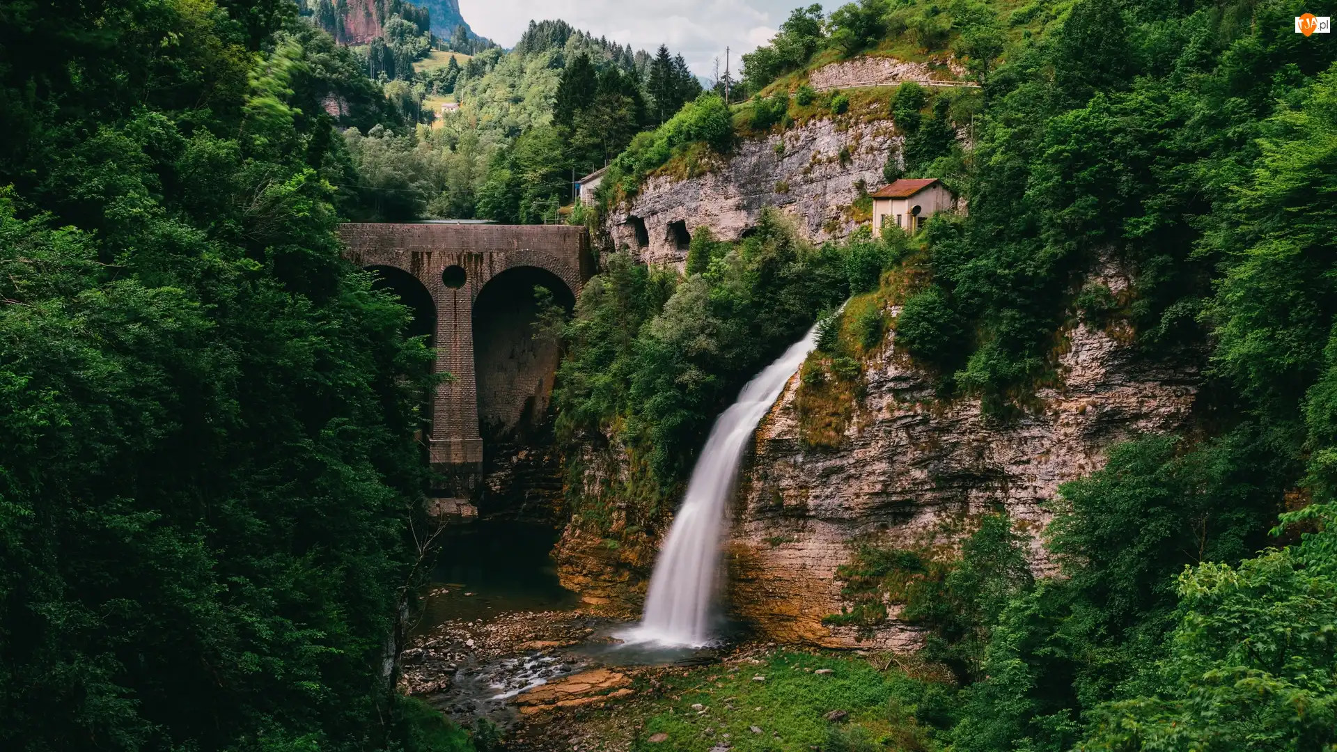 Włochy, Dom, Miejscowość Lamon, Drzewa, Góry, Wodospad Ponte Serra, Rzeka Cismon, Most Ponte Serra, Skały, Prowincja Belluno