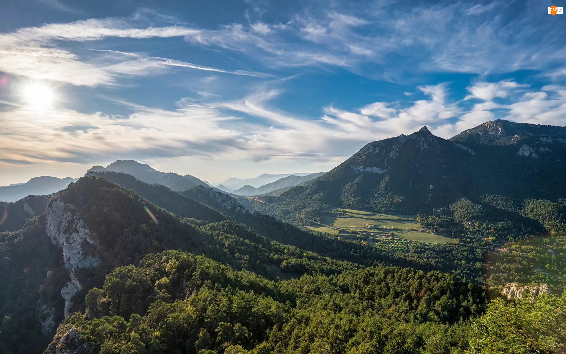 Chmury, Katalonia, Niebo, Dzień, Dolina, Hiszpania, Serra de Queralt, Drzewa, Góry, Berga, Lasy, Słoneczny