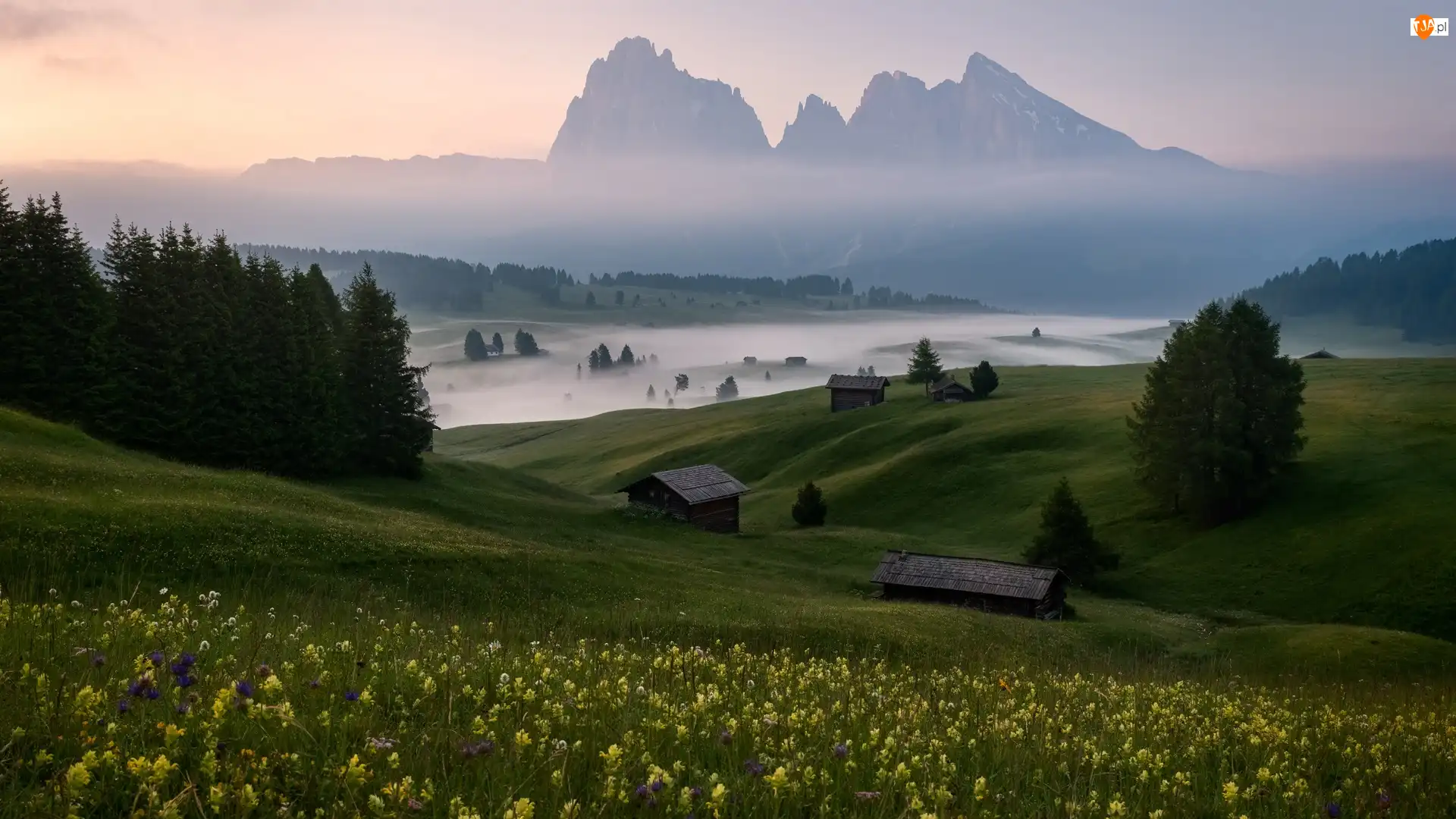 Włochy, Góry Sassolungo, Łąki, Płaskowyż Seiser Alm, Dolina Val Gardena, Dolomity, Drewniane, Mgła, Domki