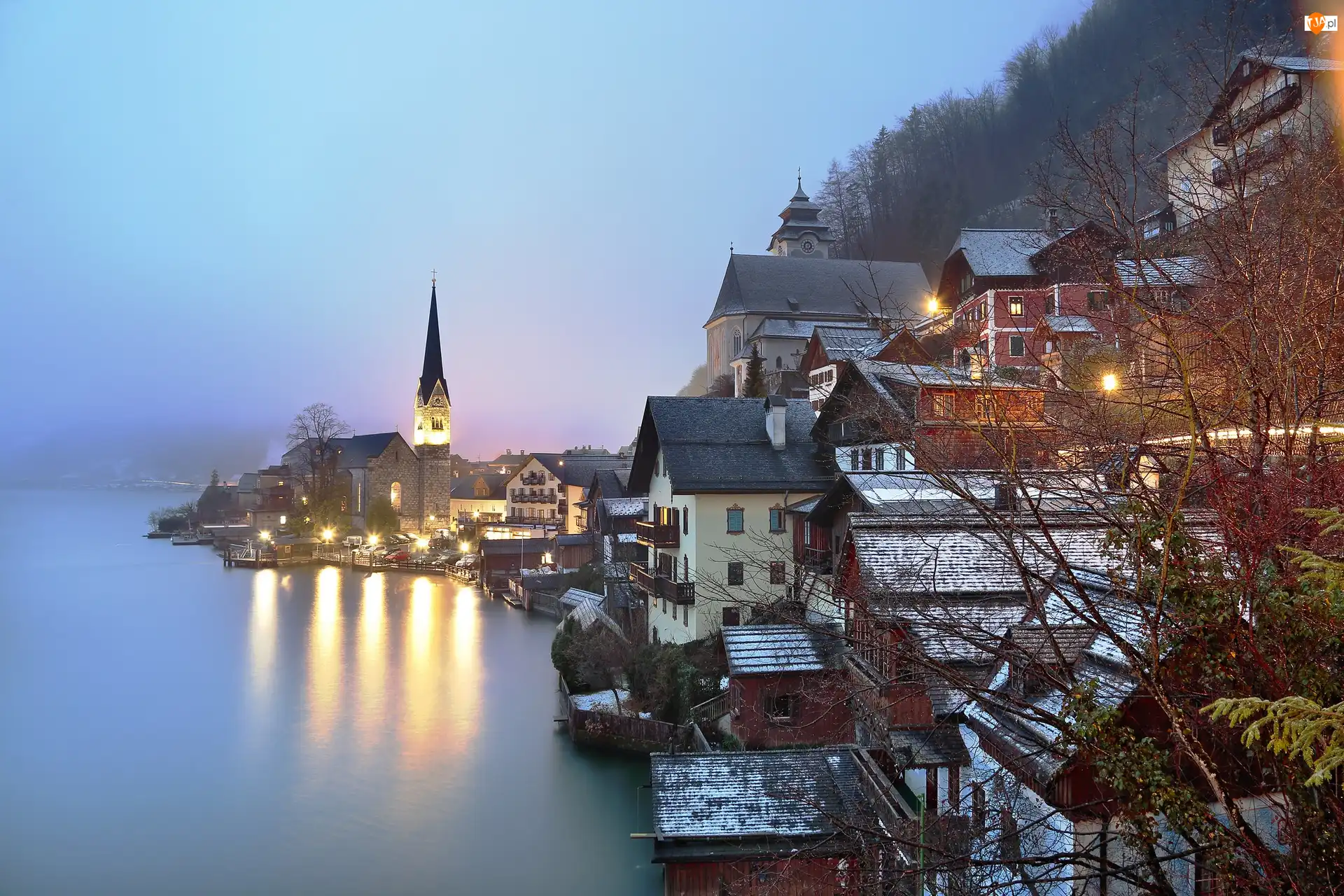 Jezioro Hallstattersee, Miasto Hallstatt, Mgła, Austria, Alpy, Kościół, Domy