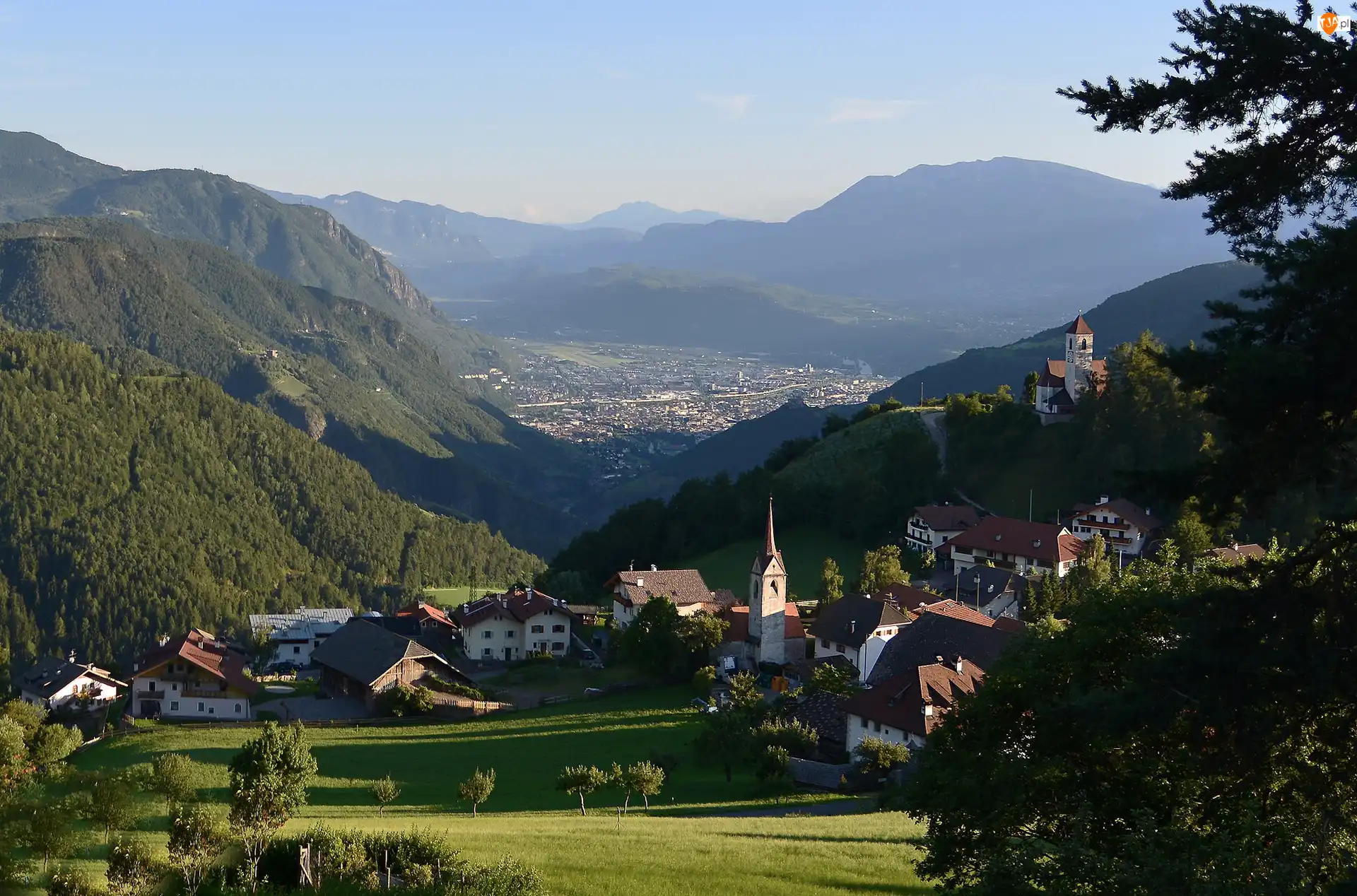 Domy, Włochy, Południowy Tyrol, Kościół, Gmina Bolzano, Góry Alpy, Drzewa, Rejon Trydent-Górna Adyga